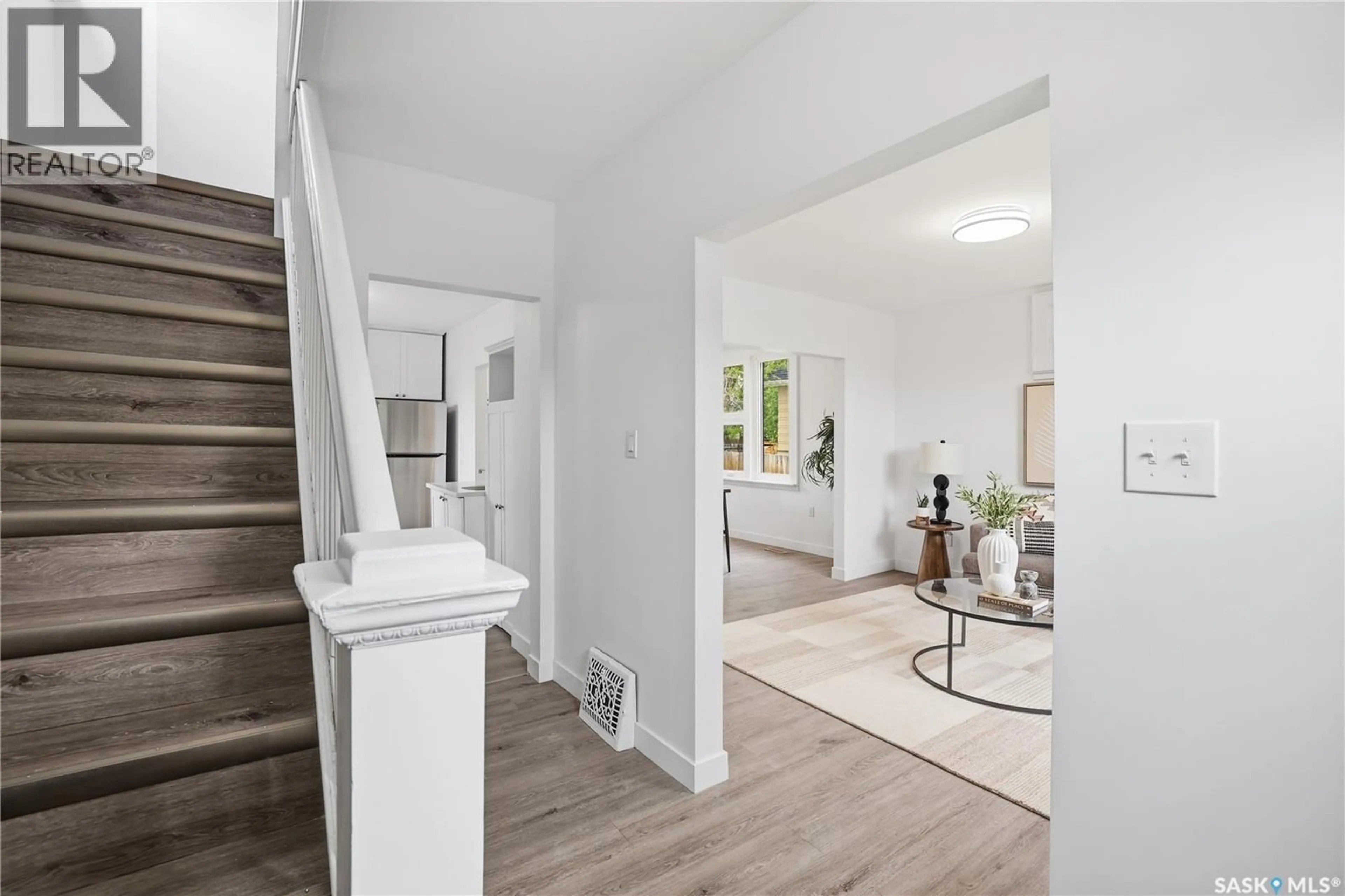 Indoor entryway for 1376 KING STREET, Regina Saskatchewan S4T4G2