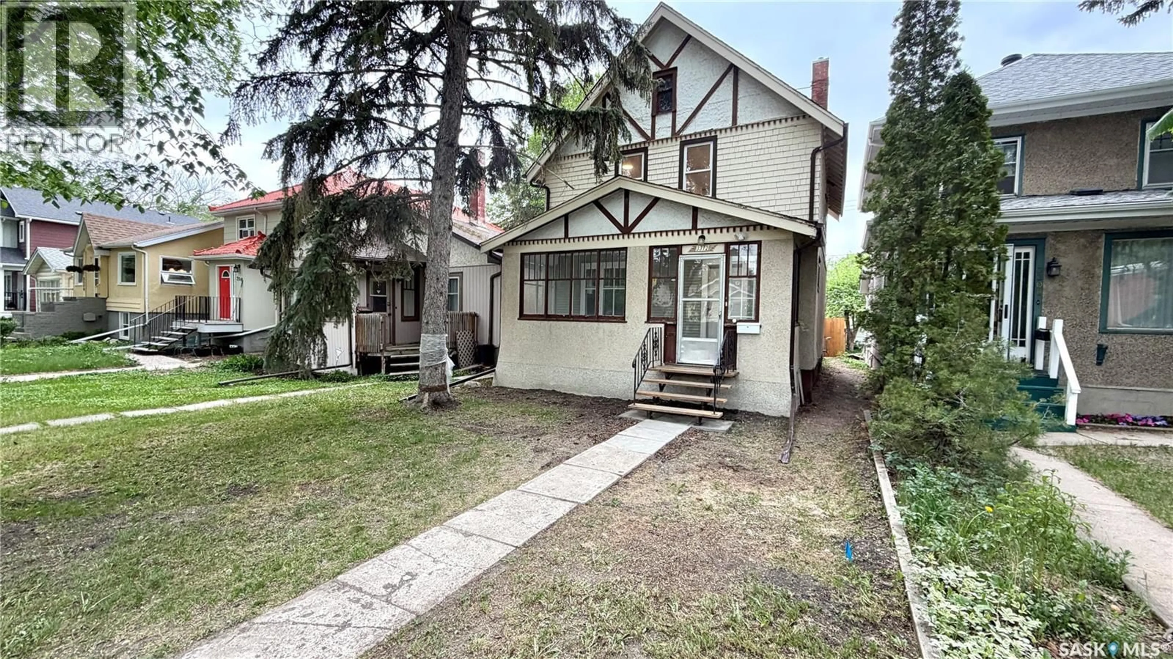 A pic from outside/outdoor area/front of a property/back of a property/a pic from drone, street for 3312 VICTORIA AVENUE, Regina Saskatchewan S4T1L6
