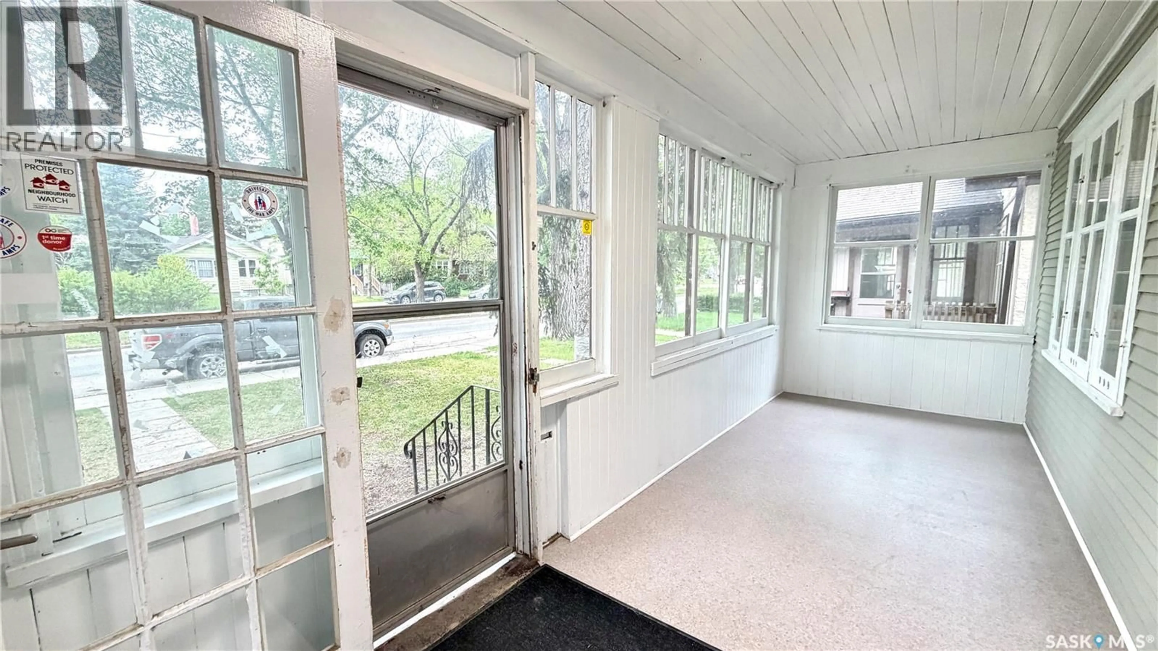 Indoor foyer for 3312 VICTORIA AVENUE, Regina Saskatchewan S4T1L6