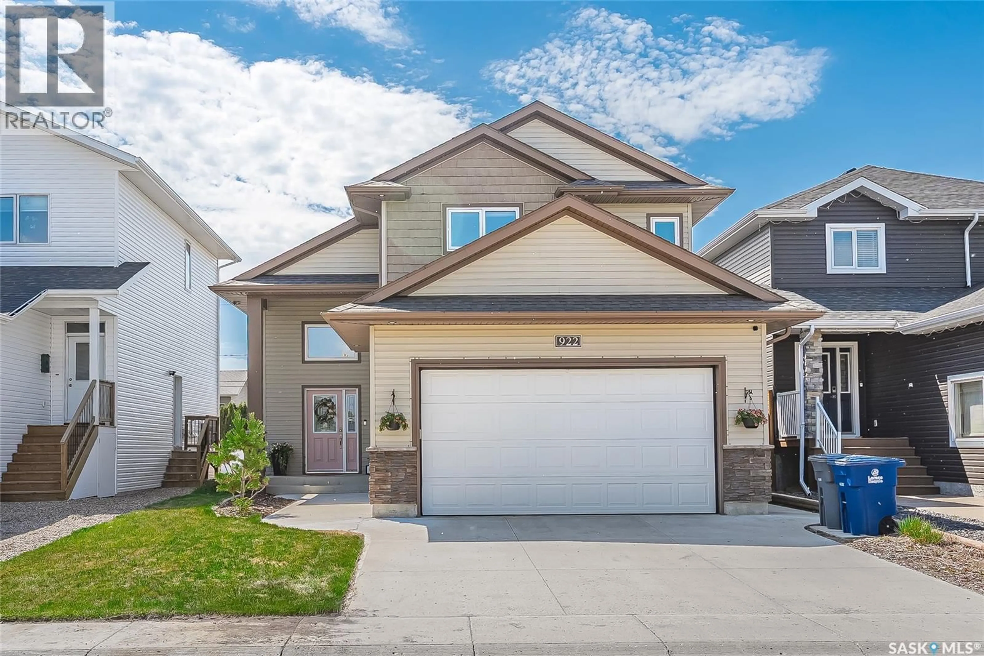 Home with vinyl exterior material, street for 922 ROCKHILL LANE, Martensville Saskatchewan S0K0A2