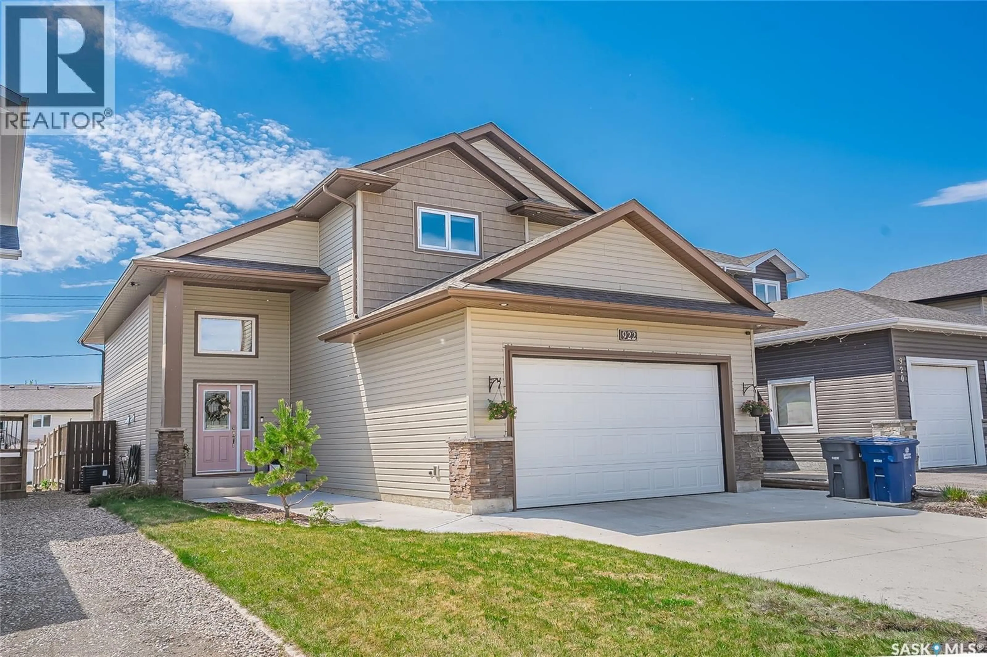 Home with vinyl exterior material, street for 922 ROCKHILL LANE, Martensville Saskatchewan S0K0A2