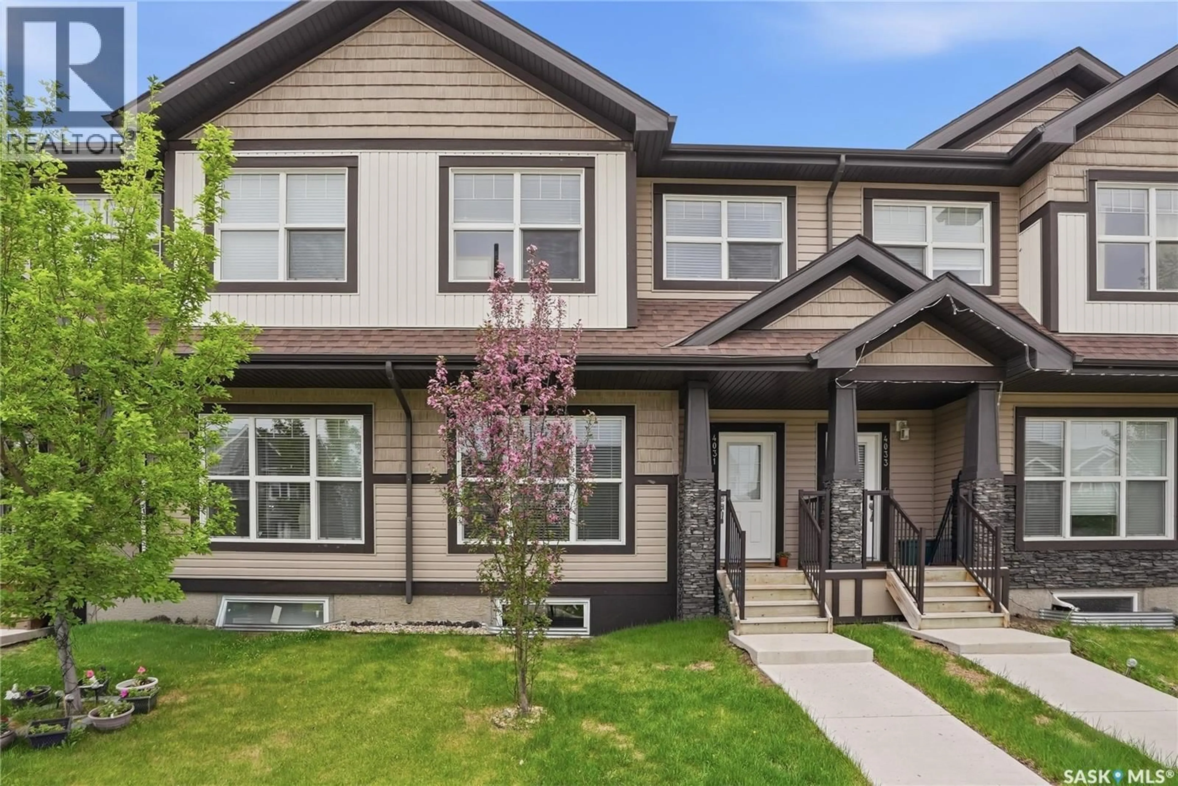 Home with vinyl exterior material, street for 4031 CENTENNIAL DRIVE, Saskatoon Saskatchewan S7L6R7