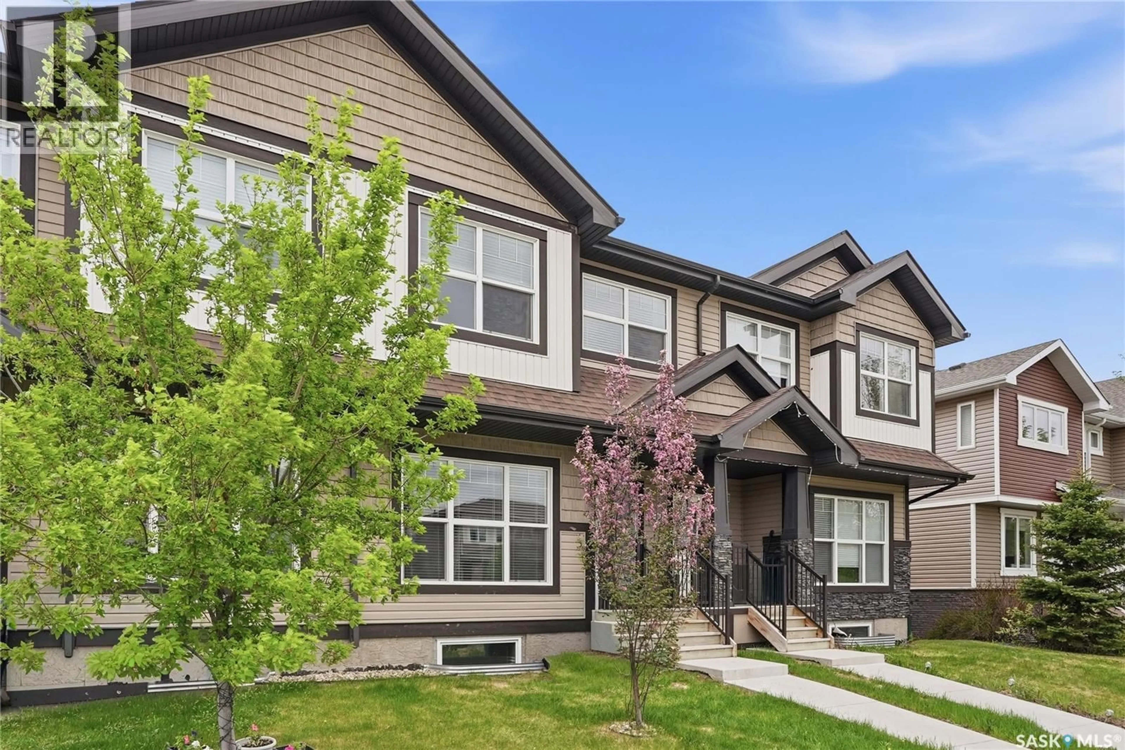 Home with vinyl exterior material, street for 4031 CENTENNIAL DRIVE, Saskatoon Saskatchewan S7L6R7