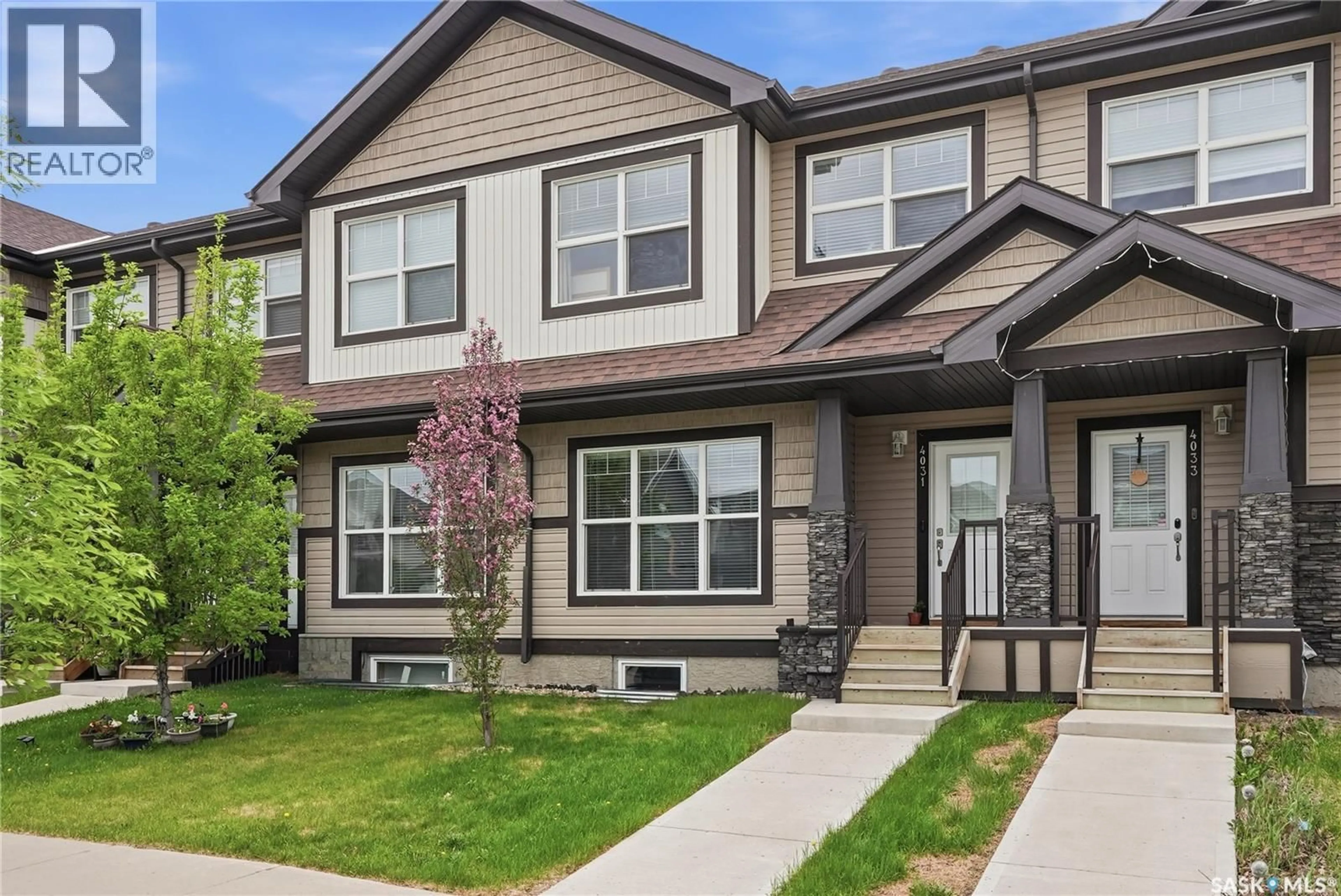Home with vinyl exterior material, street for 4031 CENTENNIAL DRIVE, Saskatoon Saskatchewan S7L6R7