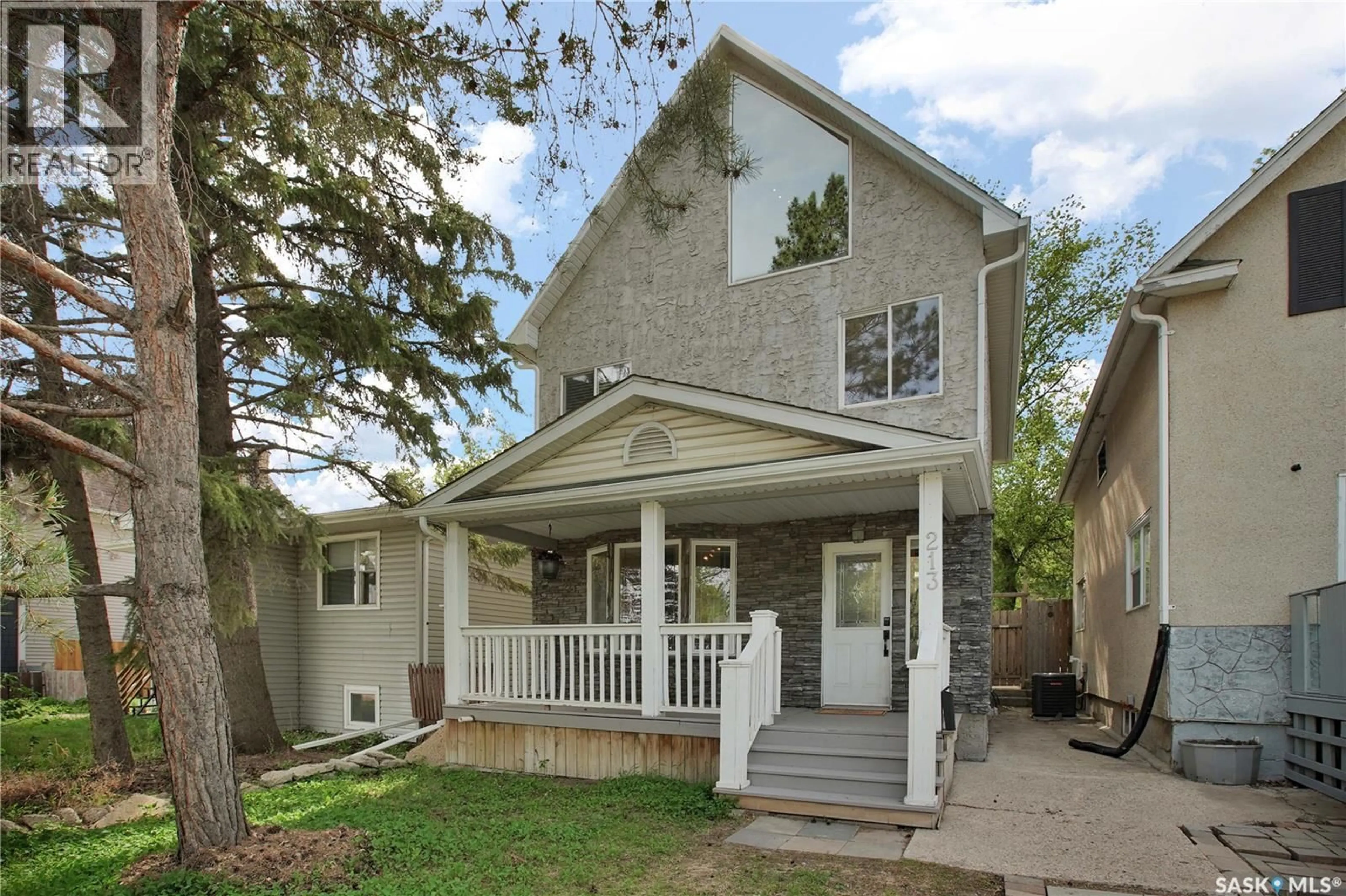 Home with vinyl exterior material, street for 213 H AVENUE, Saskatoon Saskatchewan S7L2B7