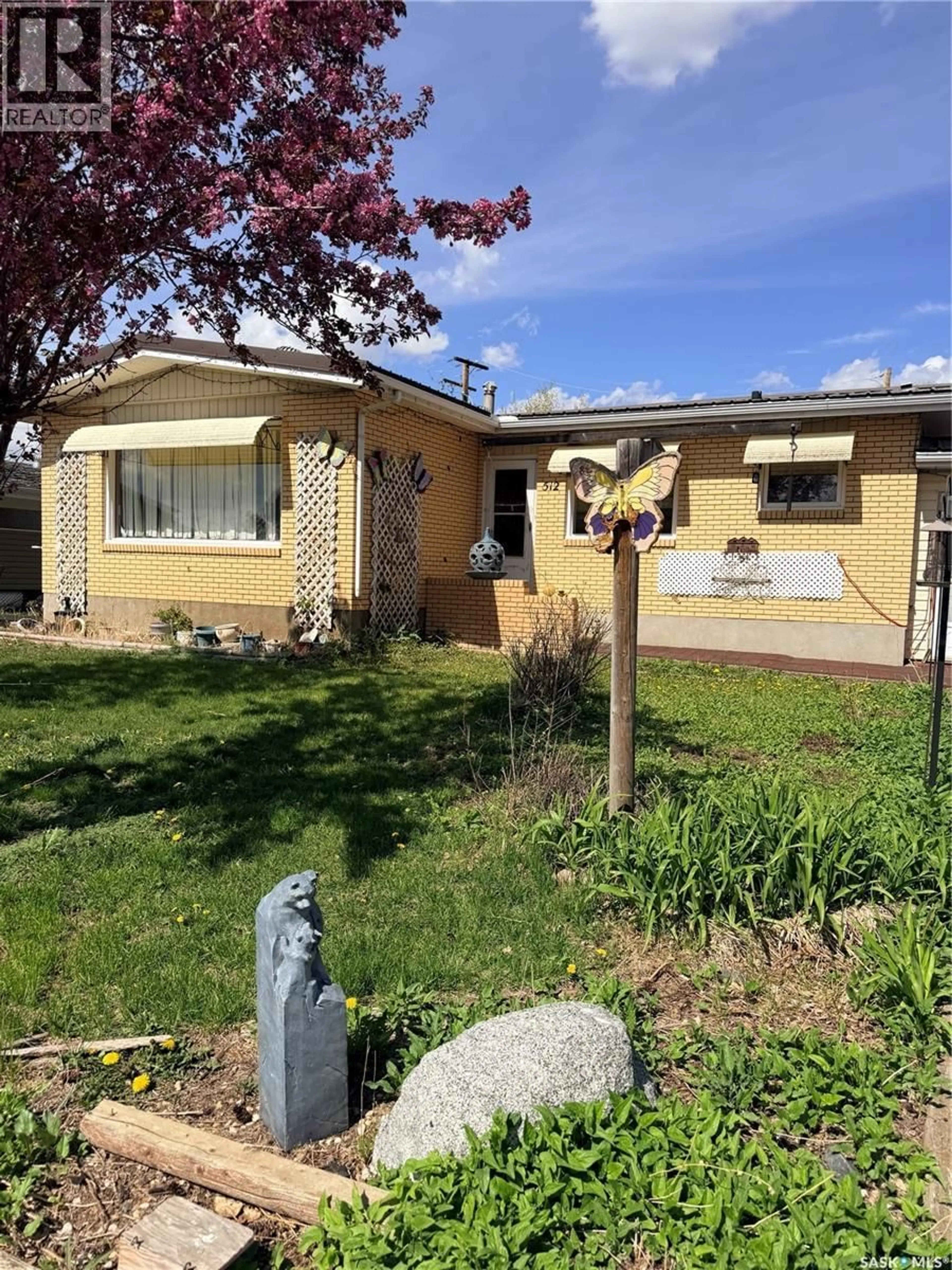 Home with vinyl exterior material, street for 512 MCNAB STREET, Burstall Saskatchewan S0N0H0