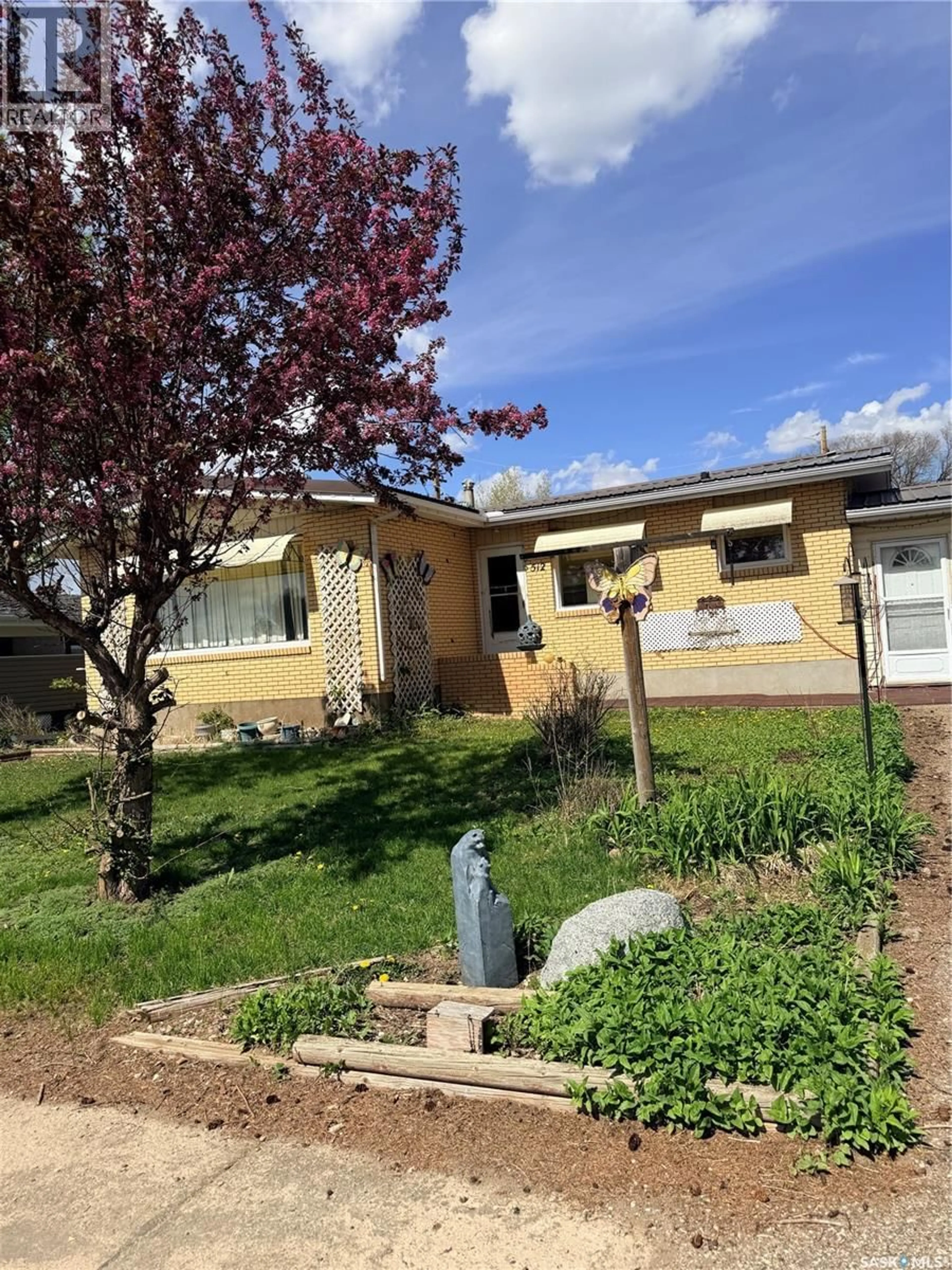 Home with vinyl exterior material, street for 512 MCNAB STREET, Burstall Saskatchewan S0N0H0