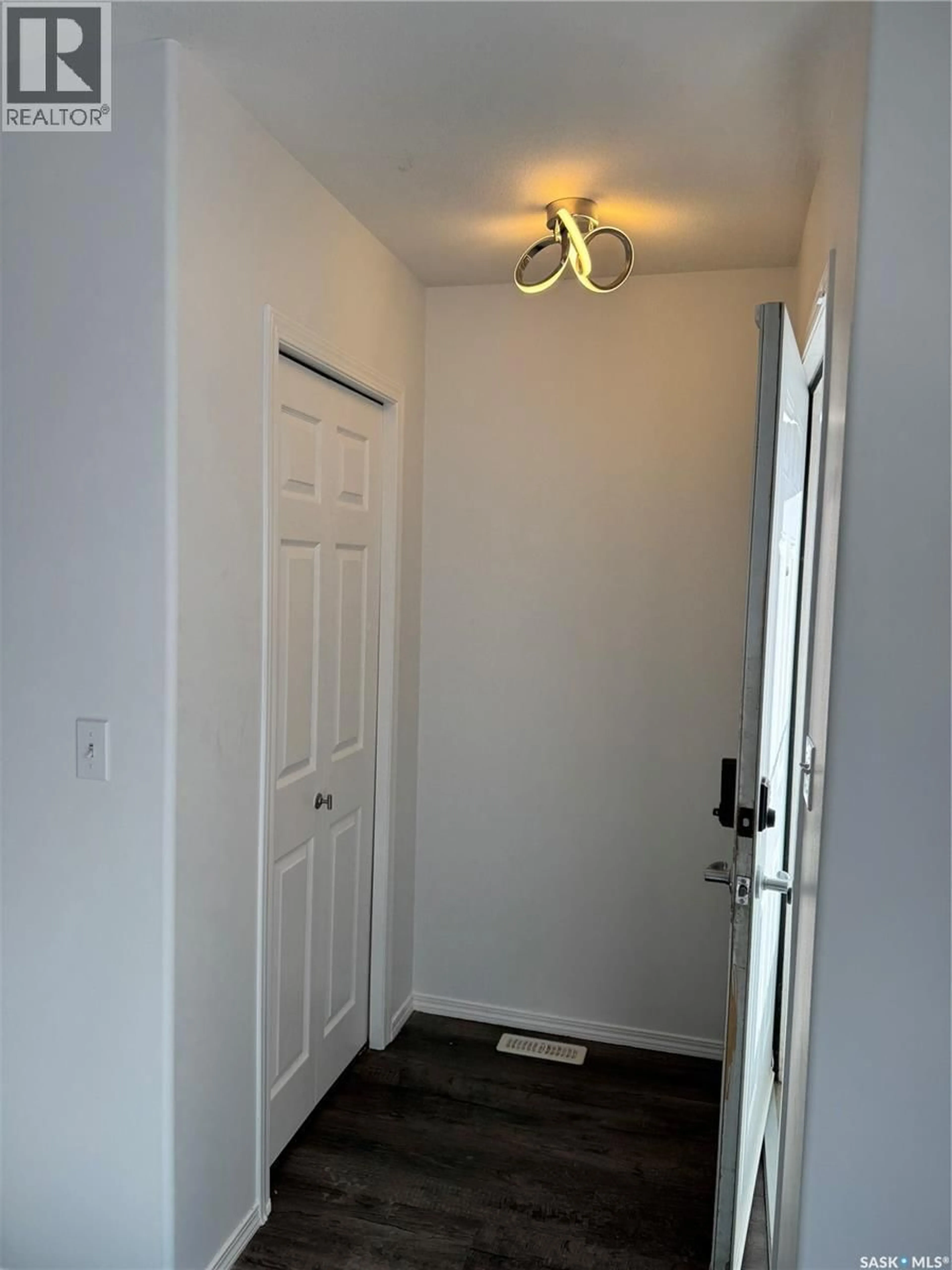 Indoor entryway for N - 2 802 K AVENUE, Saskatoon Saskatchewan S7L2N1