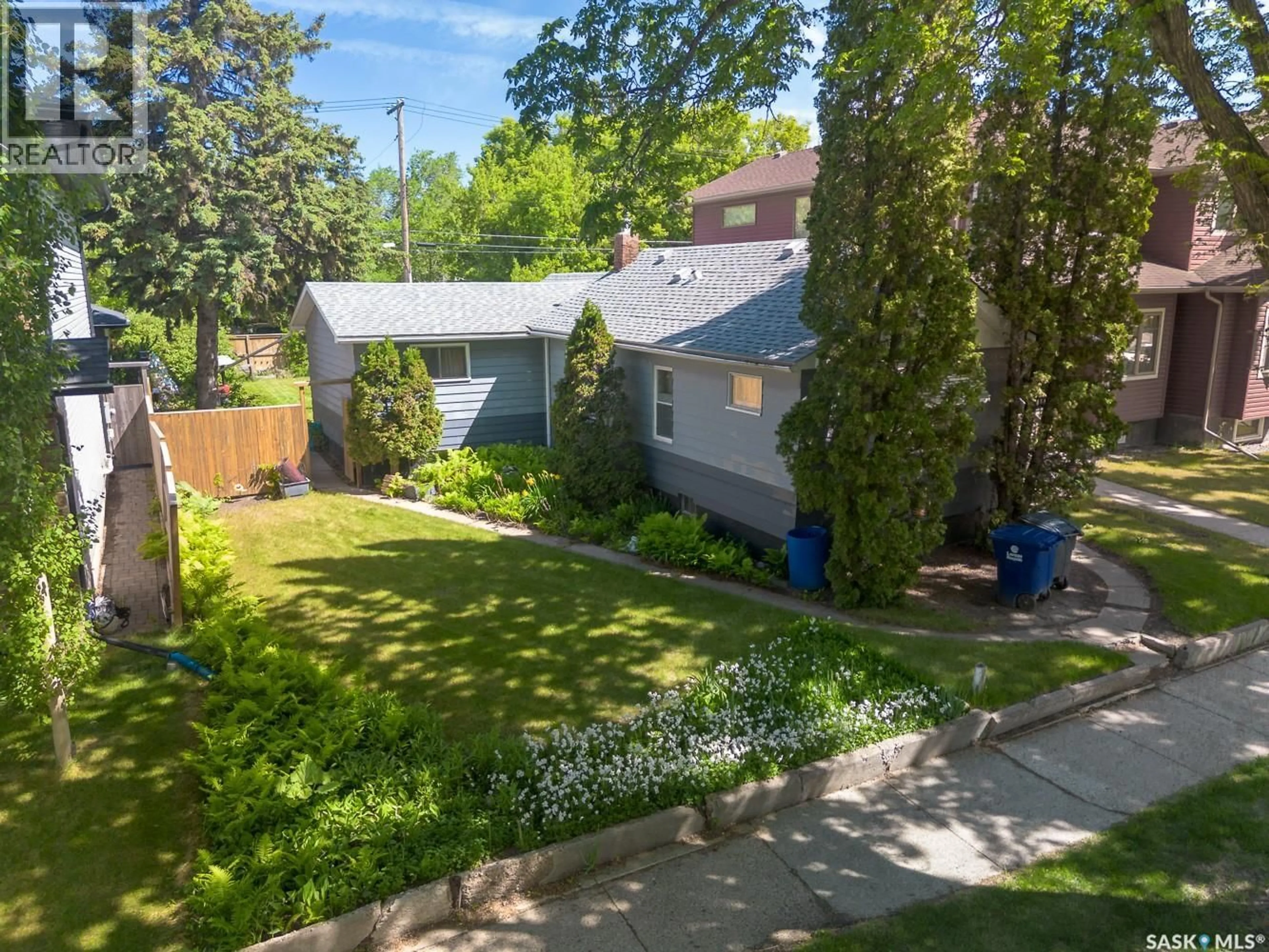 A pic from outside/outdoor area/front of a property/back of a property/a pic from drone, street for 712 31ST STREET, Saskatoon Saskatchewan S7L0R6