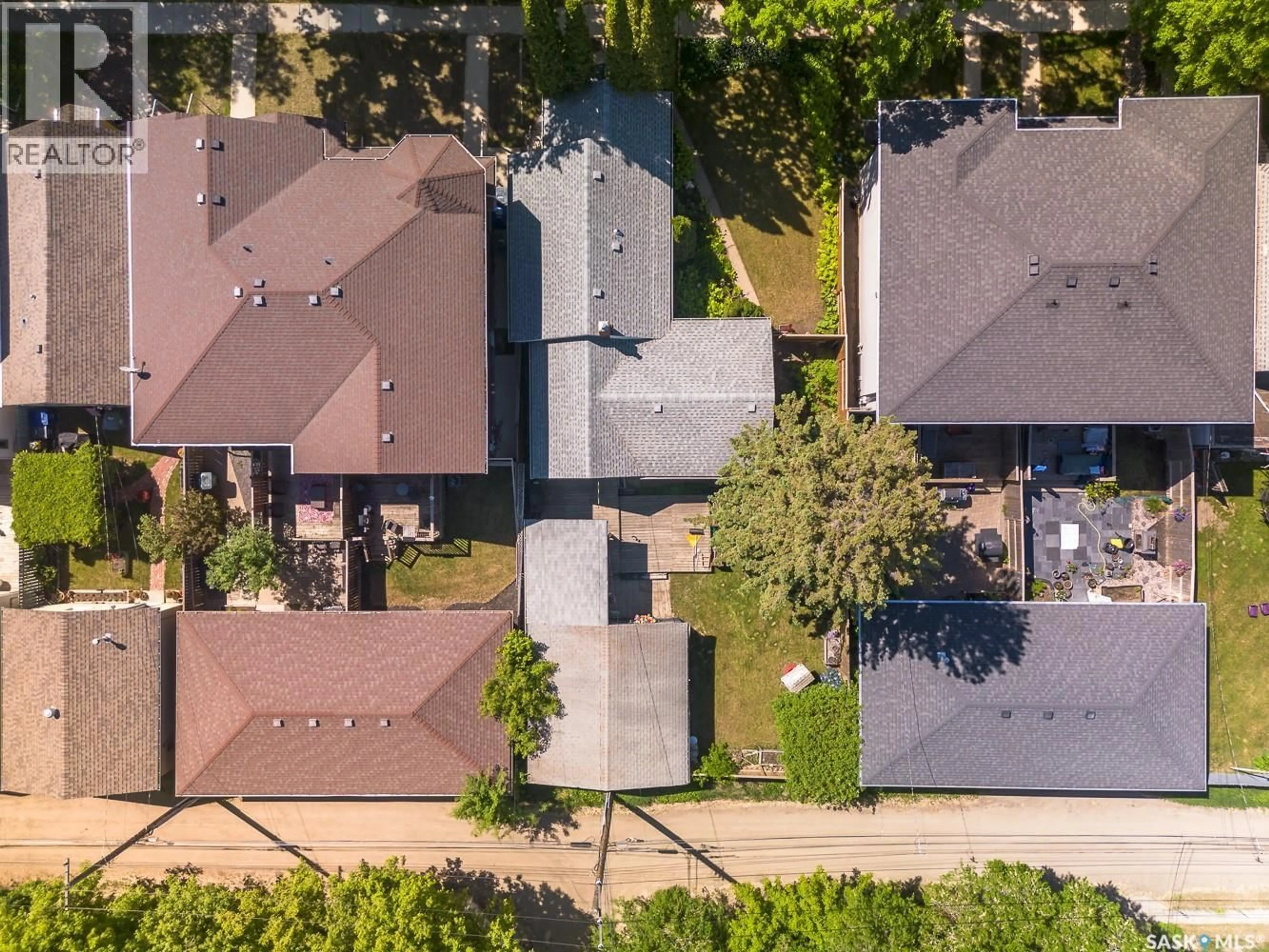 A pic from outside/outdoor area/front of a property/back of a property/a pic from drone, street for 712 31ST STREET, Saskatoon Saskatchewan S7L0R6