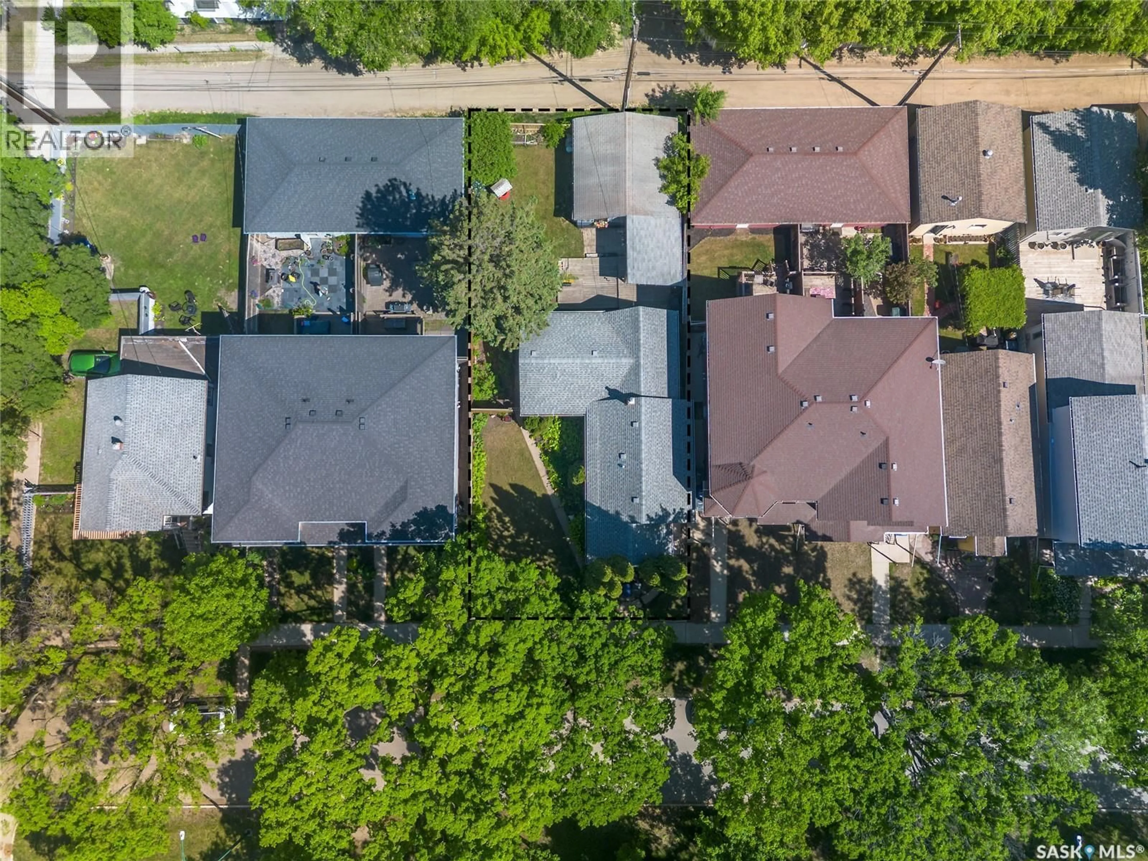 A pic from outside/outdoor area/front of a property/back of a property/a pic from drone, street for 712 31ST STREET, Saskatoon Saskatchewan S7L0R6