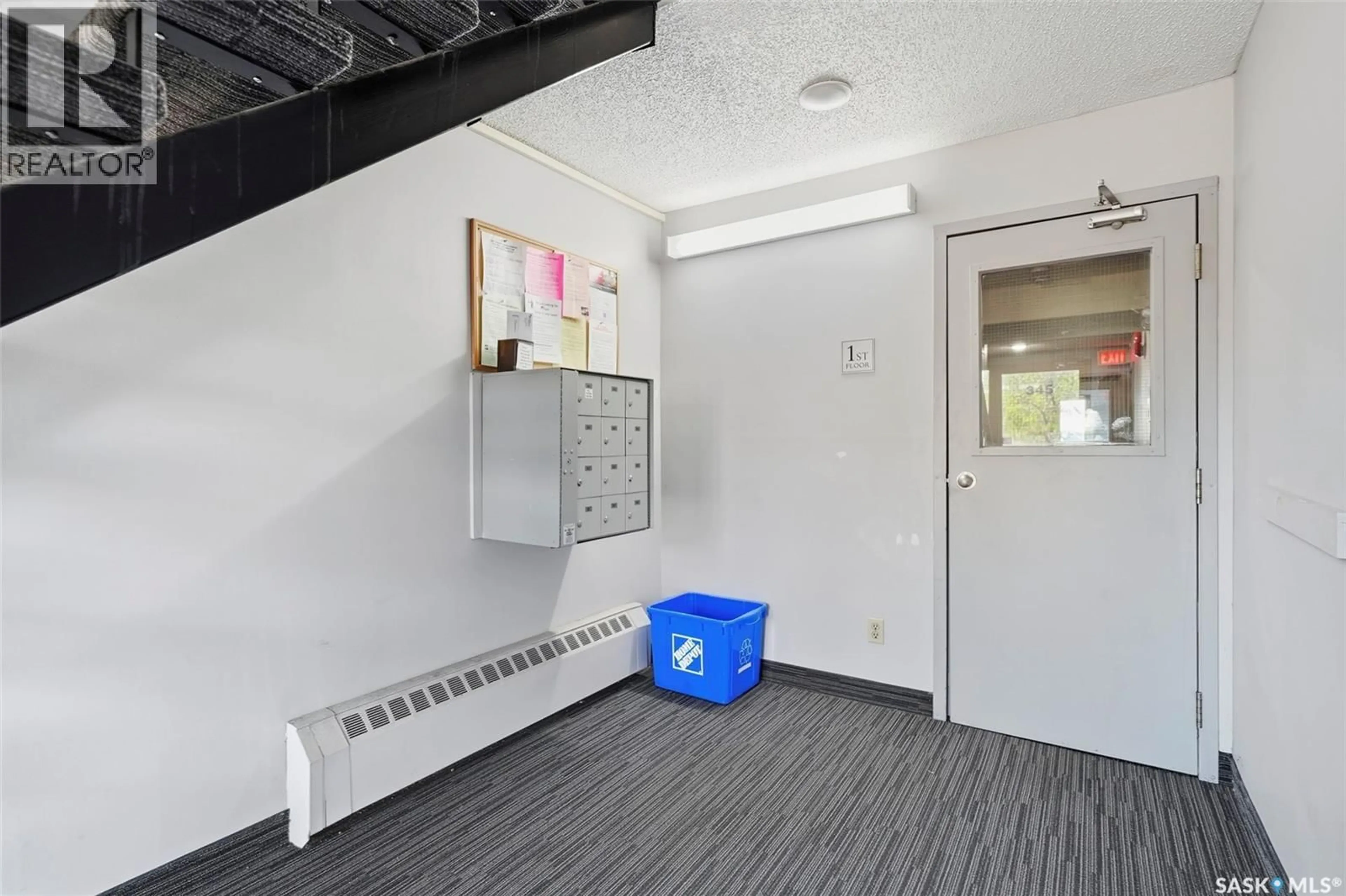 Indoor foyer for 202 345 KINGSMERE BOULEVARD, Saskatoon Saskatchewan S7J4J6