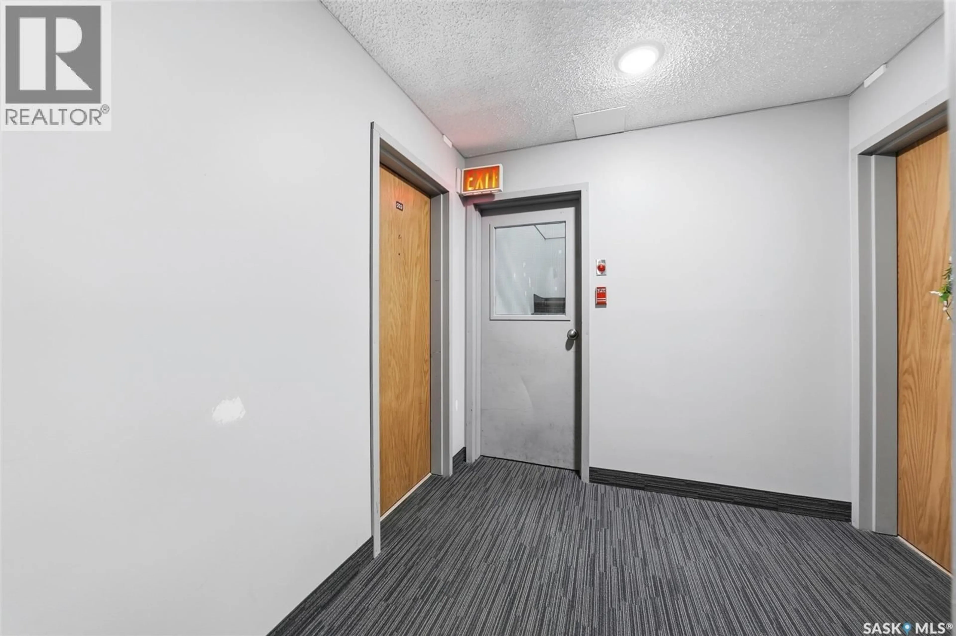 Indoor foyer for 202 345 KINGSMERE BOULEVARD, Saskatoon Saskatchewan S7J4J6