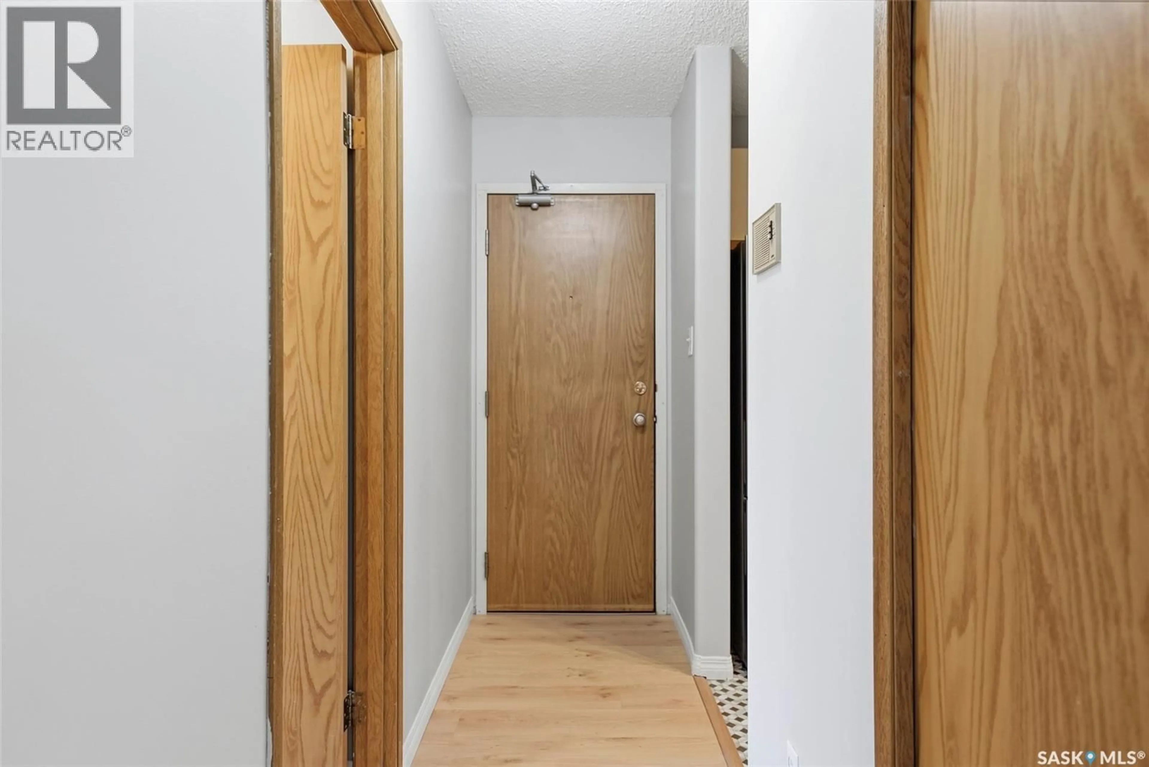 Indoor entryway for 202 345 KINGSMERE BOULEVARD, Saskatoon Saskatchewan S7J4J6