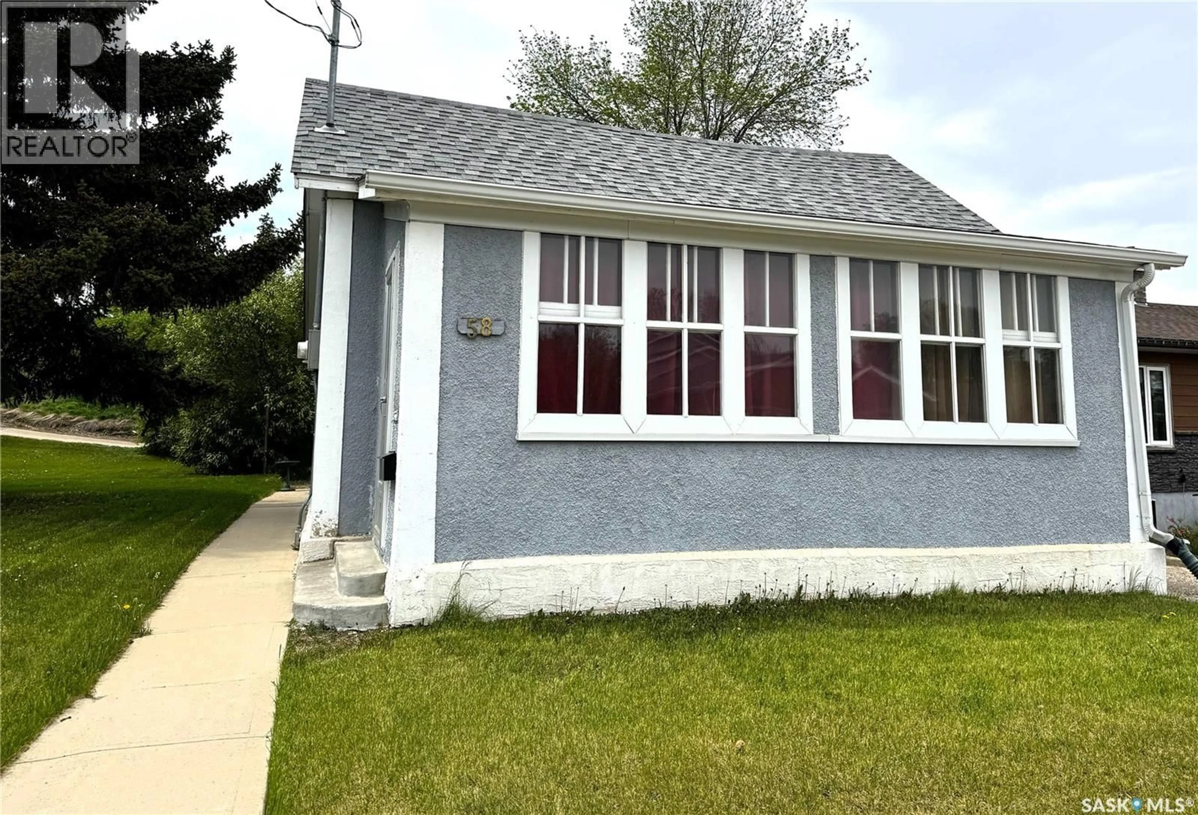 Home with vinyl exterior material, street for 58 10TH AVENUE, Swift Current Saskatchewan S9H2T2
