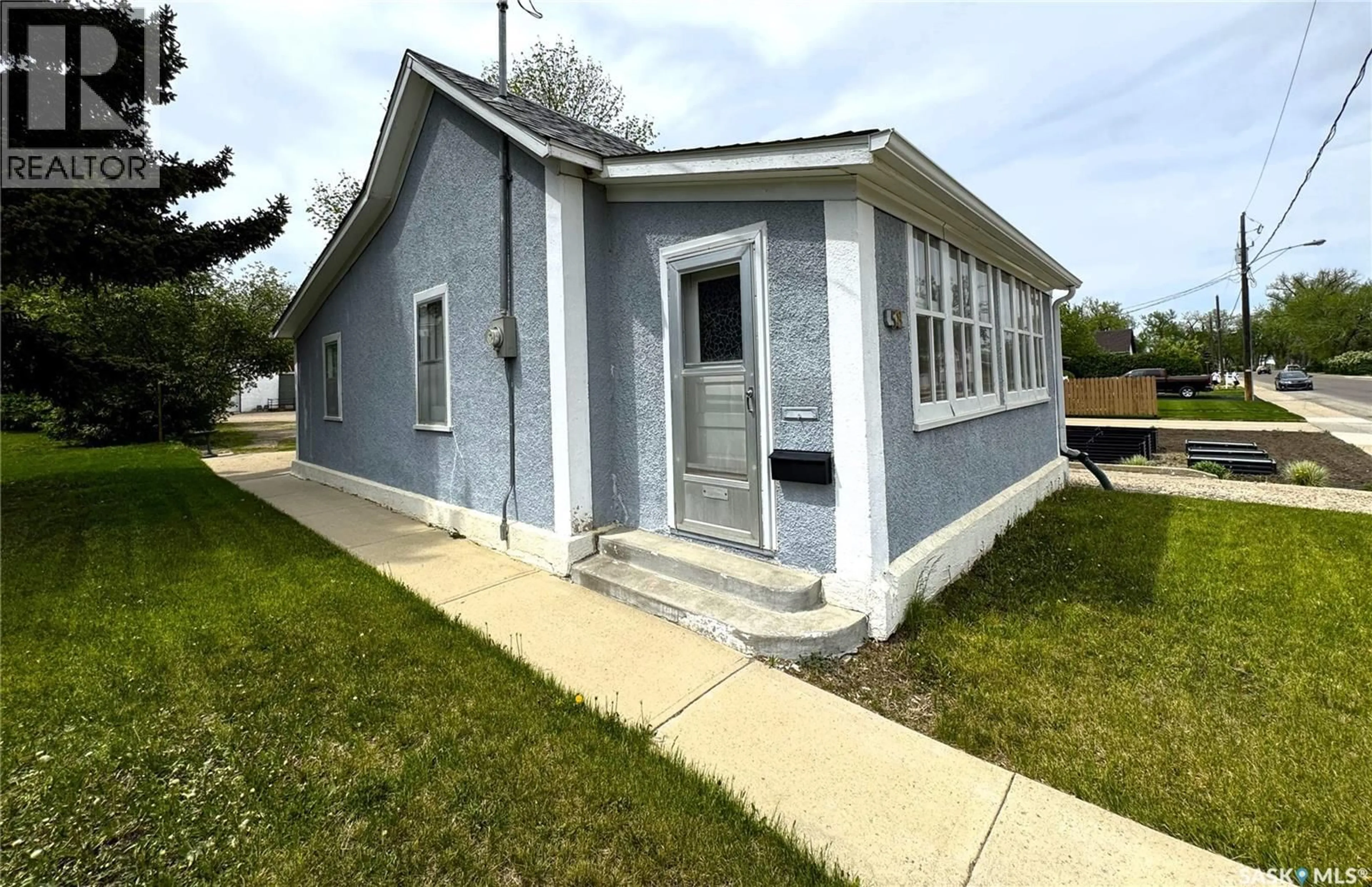 Home with vinyl exterior material, building for 58 10TH AVENUE, Swift Current Saskatchewan S9H2T2