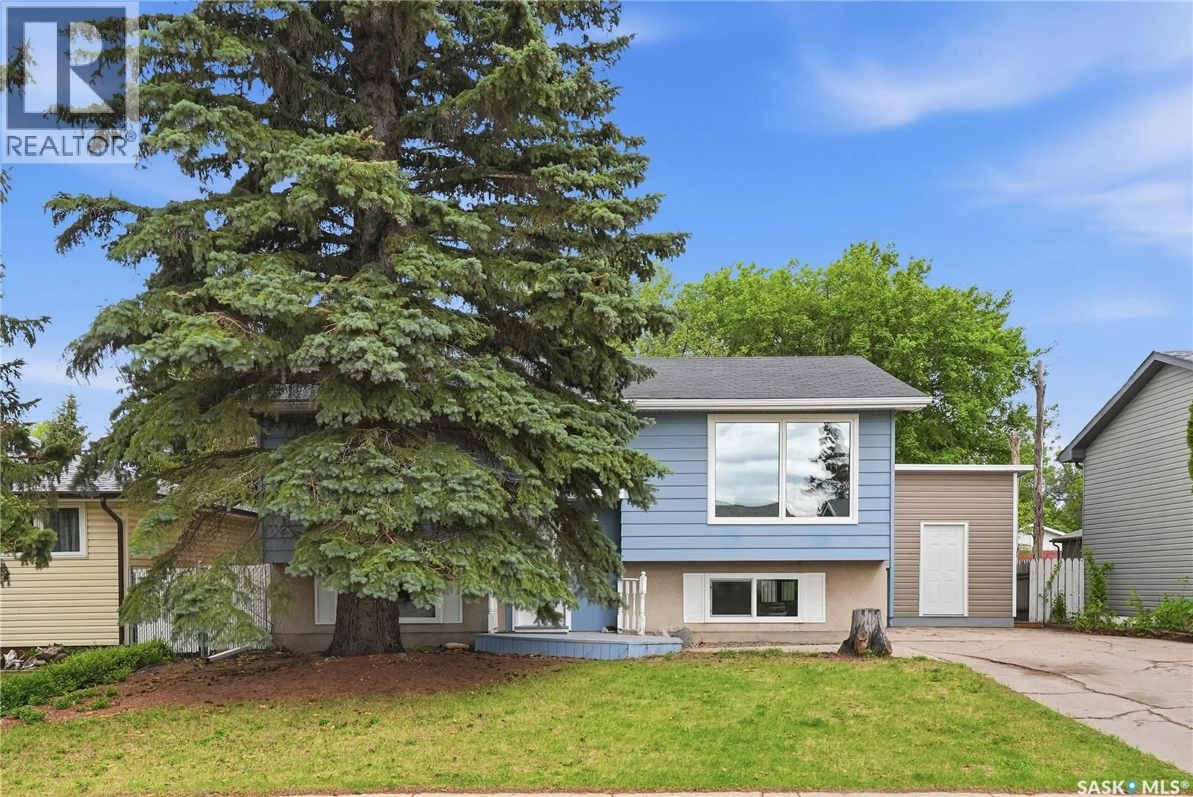 Home with vinyl exterior material, street for 424 DALHOUSIE CRESCENT, Saskatoon Saskatchewan S7H3S4