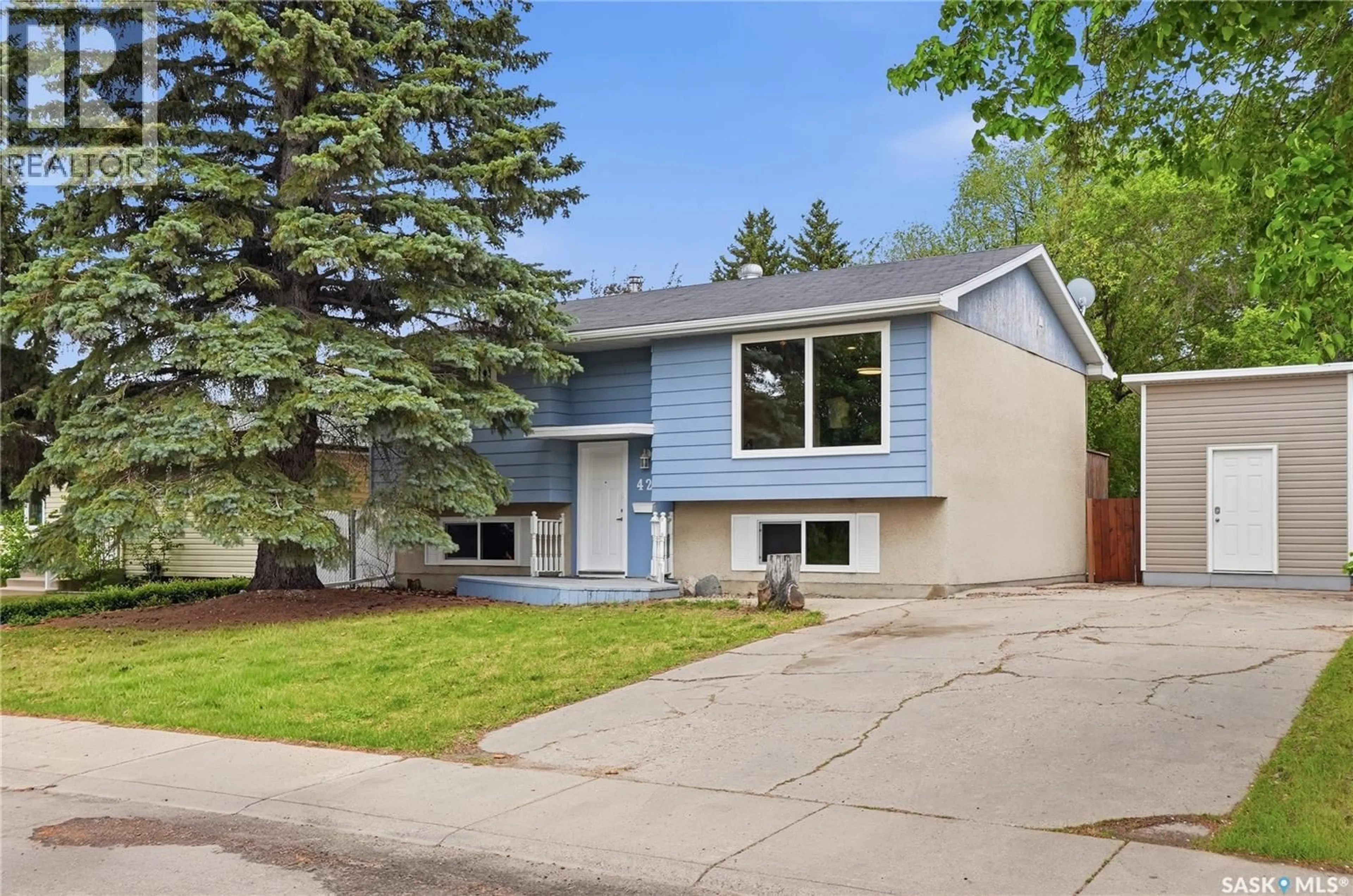 Home with vinyl exterior material, street for 424 DALHOUSIE CRESCENT, Saskatoon Saskatchewan S7H3S4