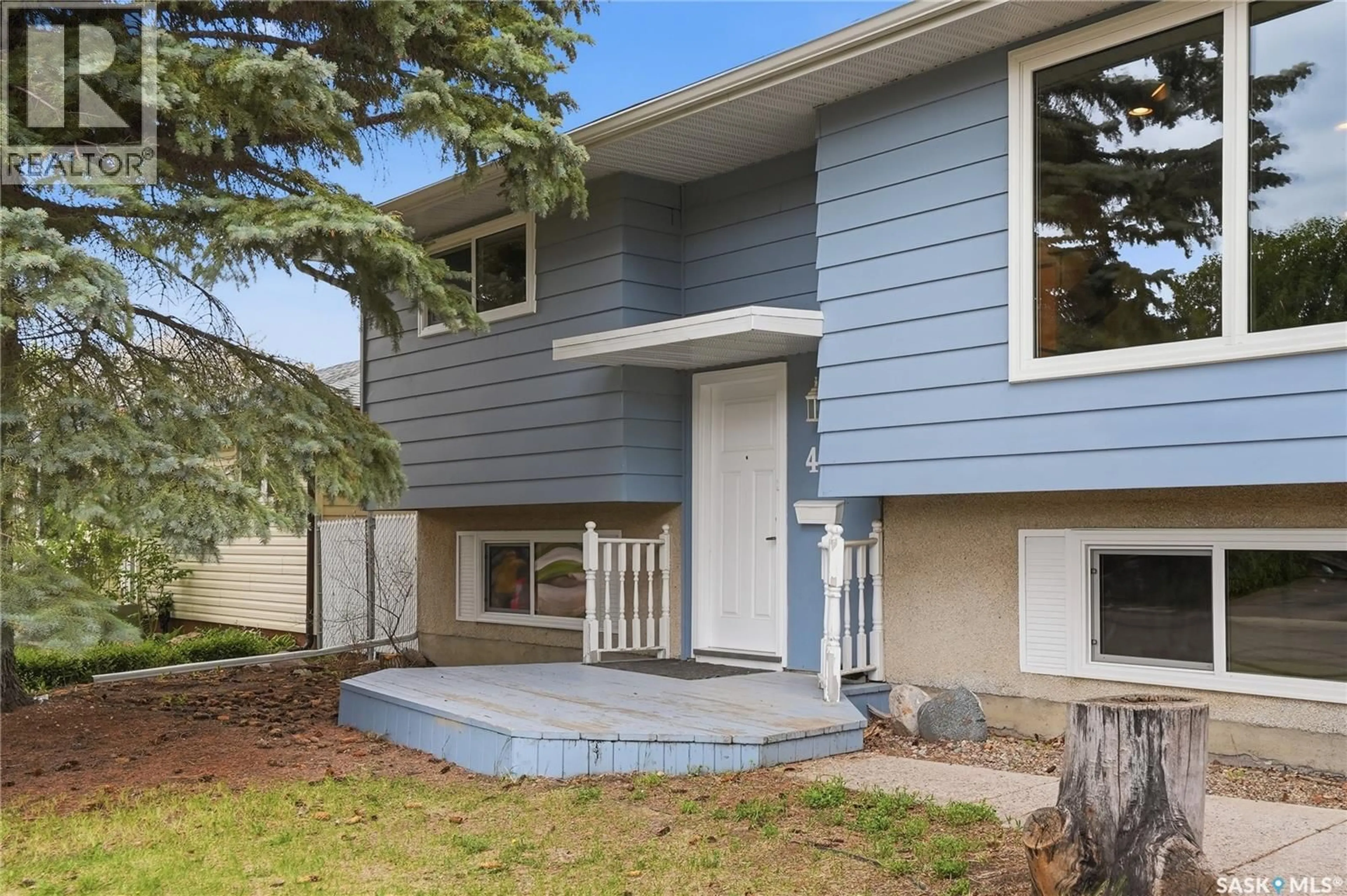Home with vinyl exterior material, street for 424 DALHOUSIE CRESCENT, Saskatoon Saskatchewan S7H3S4