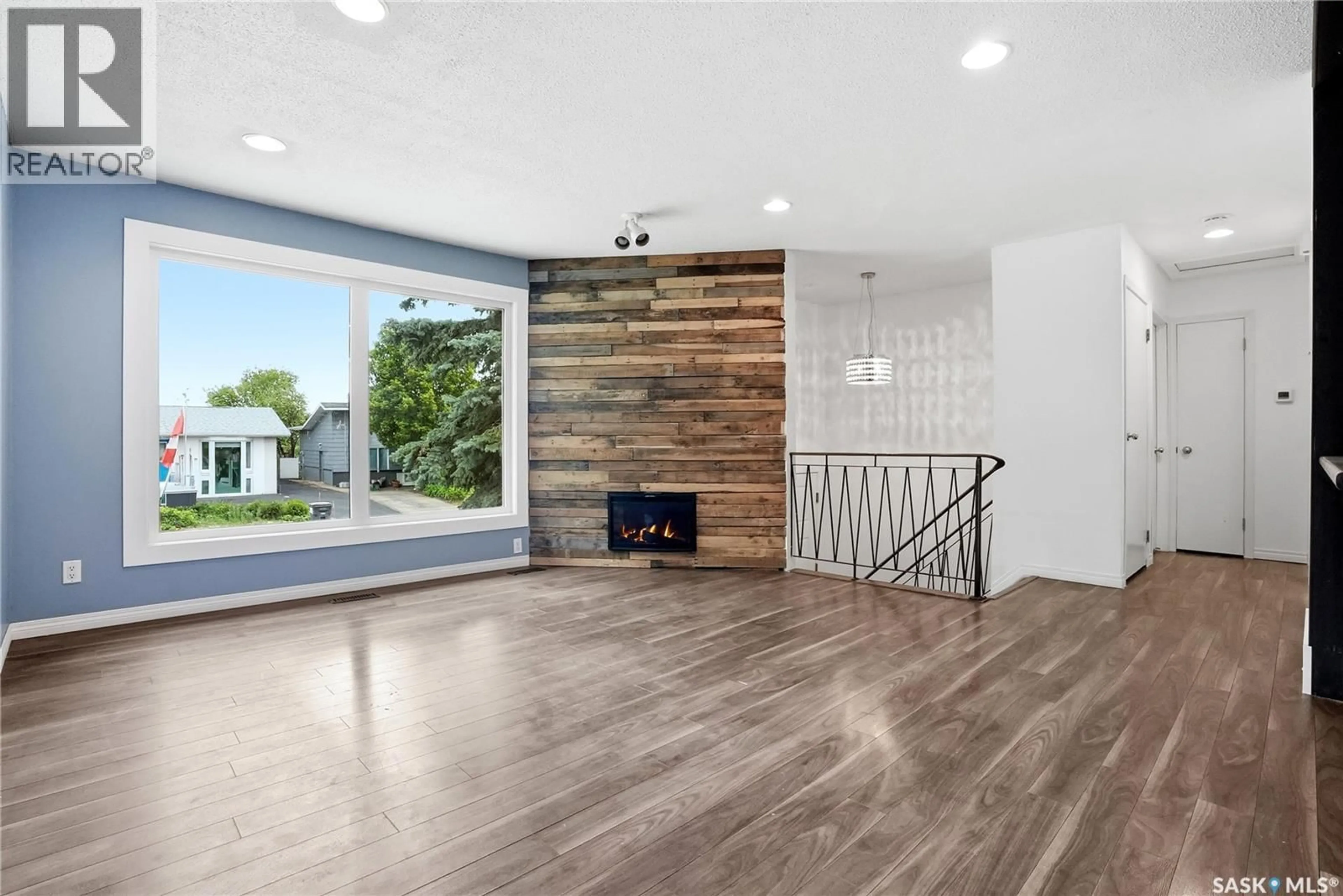 Indoor entryway for 424 DALHOUSIE CRESCENT, Saskatoon Saskatchewan S7H3S4