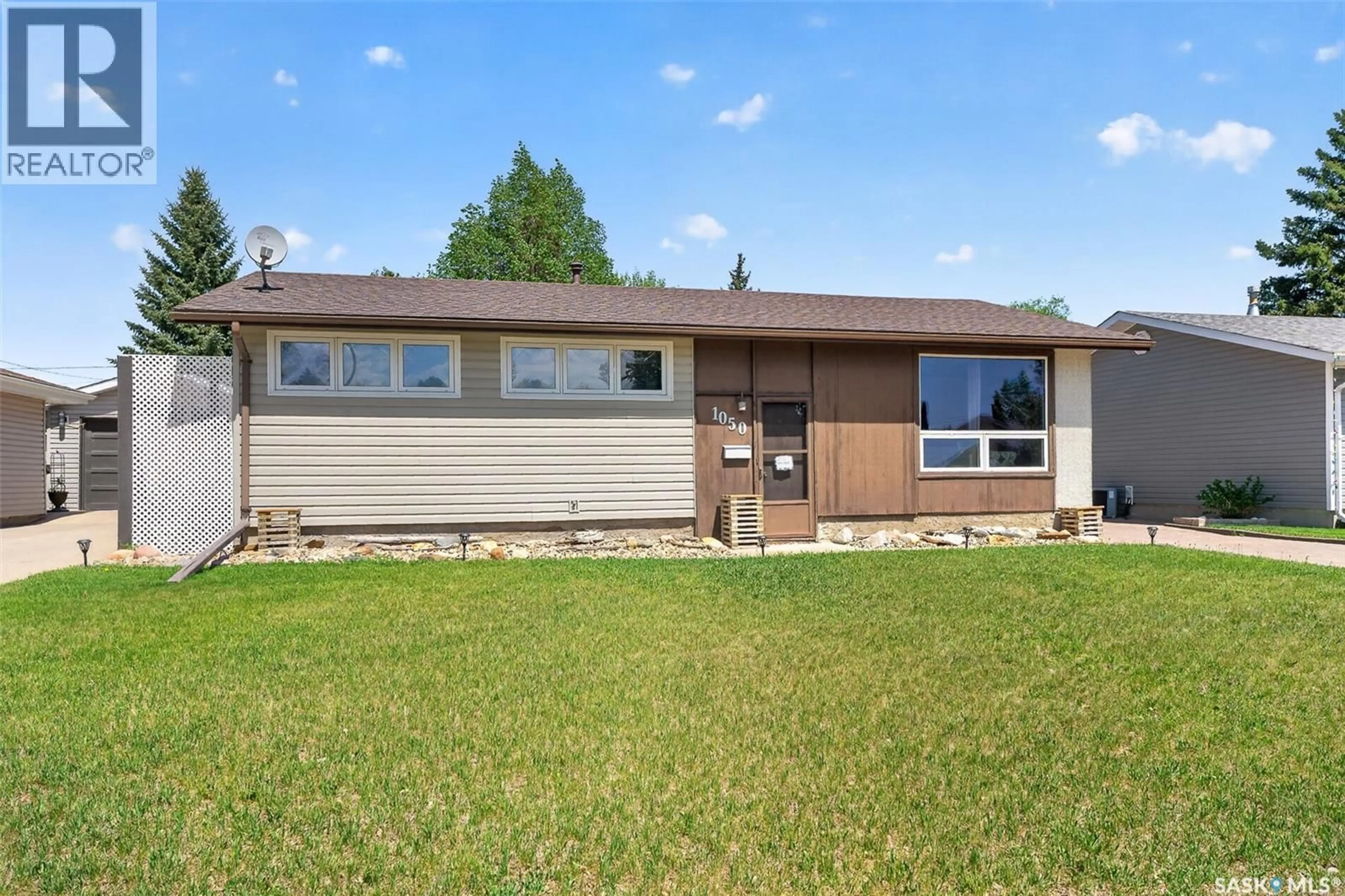 Home with vinyl exterior material, street for 1050 SIMCOE STREET, Moose Jaw Saskatchewan S6H3J2