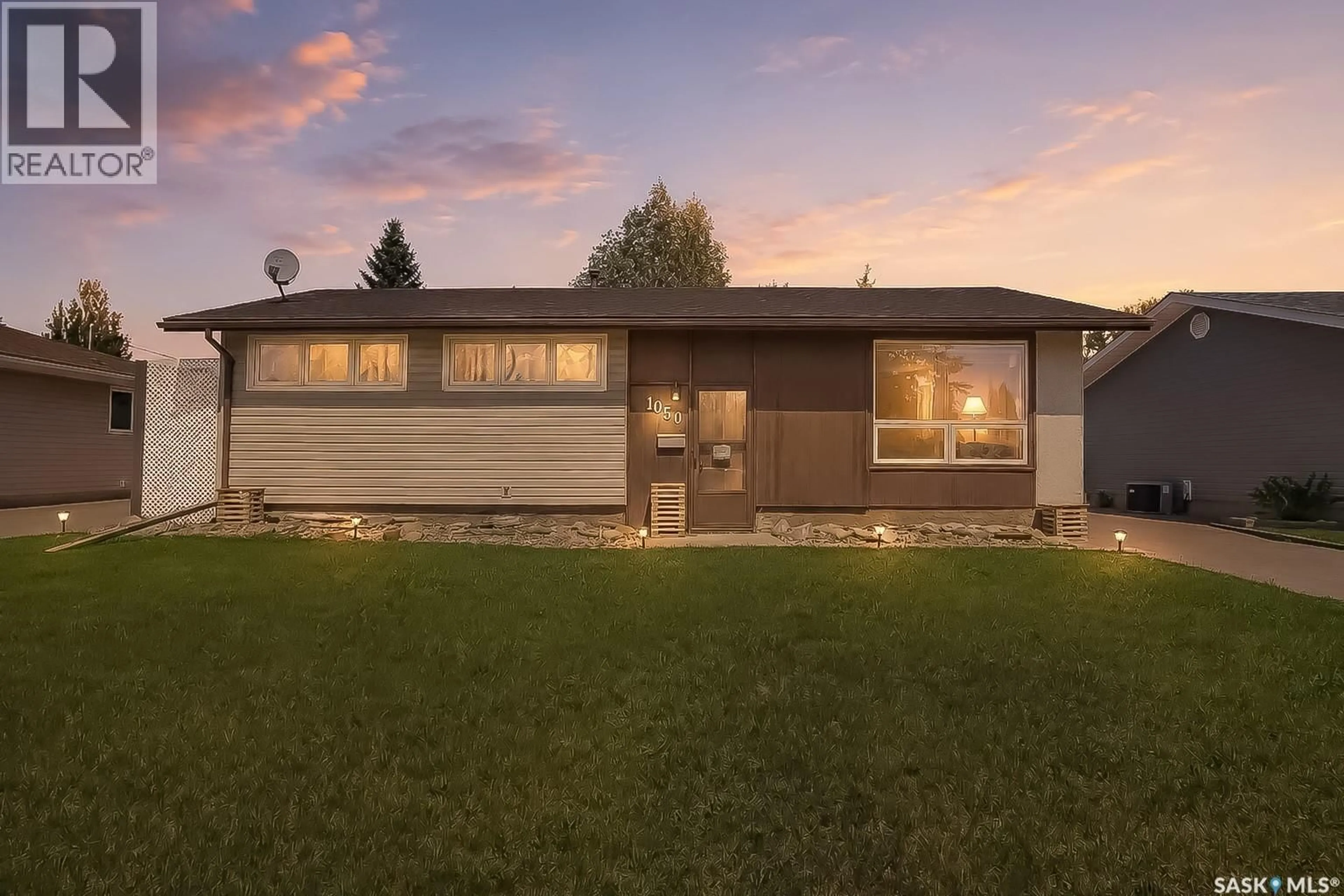 Home with vinyl exterior material, street for 1050 SIMCOE STREET, Moose Jaw Saskatchewan S6H3J2