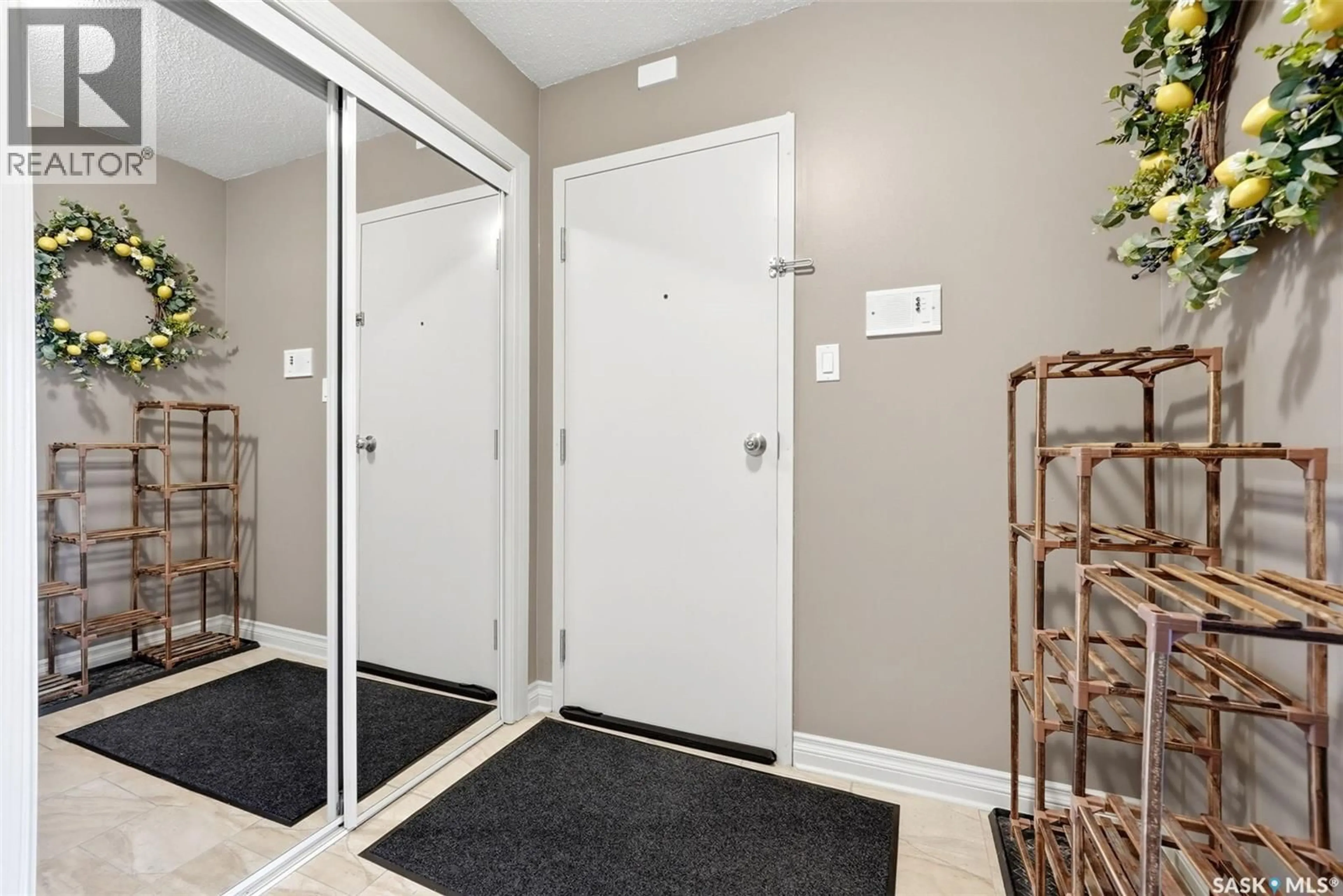 Indoor foyer for 23 - 1811 8TH AVENUE, Regina Saskatchewan S4R0G5