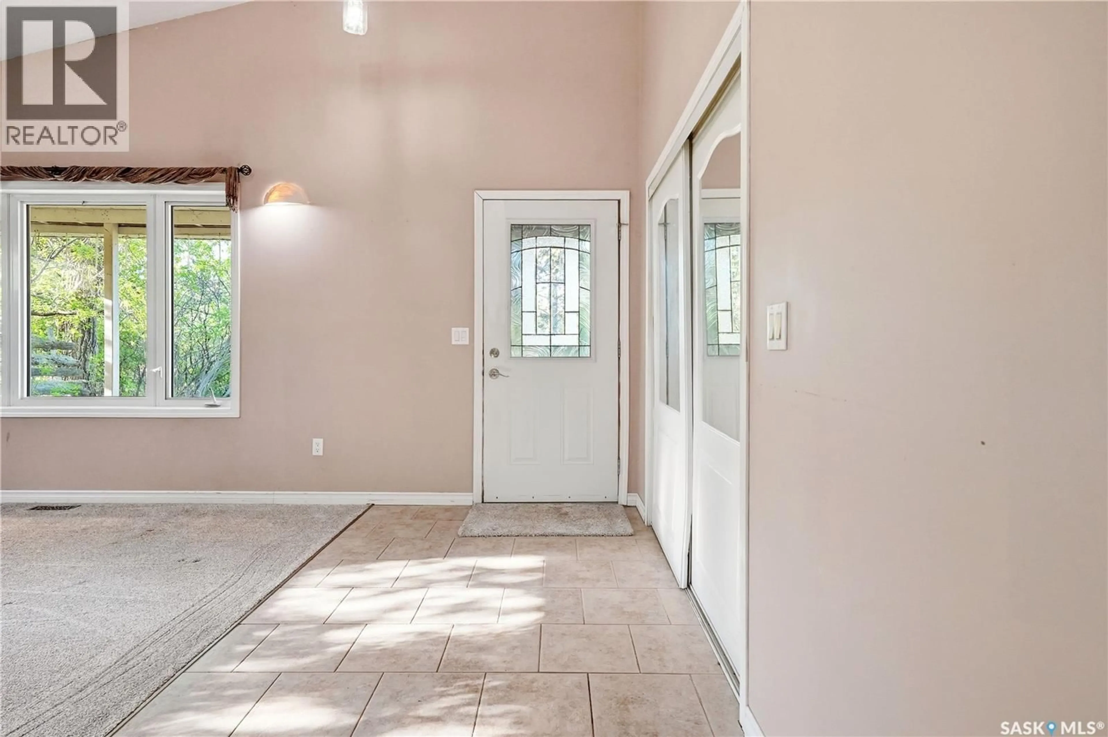 Indoor entryway for 242 WOODLAWN AVENUE, Katepwa Beach Saskatchewan S0G2Y0
