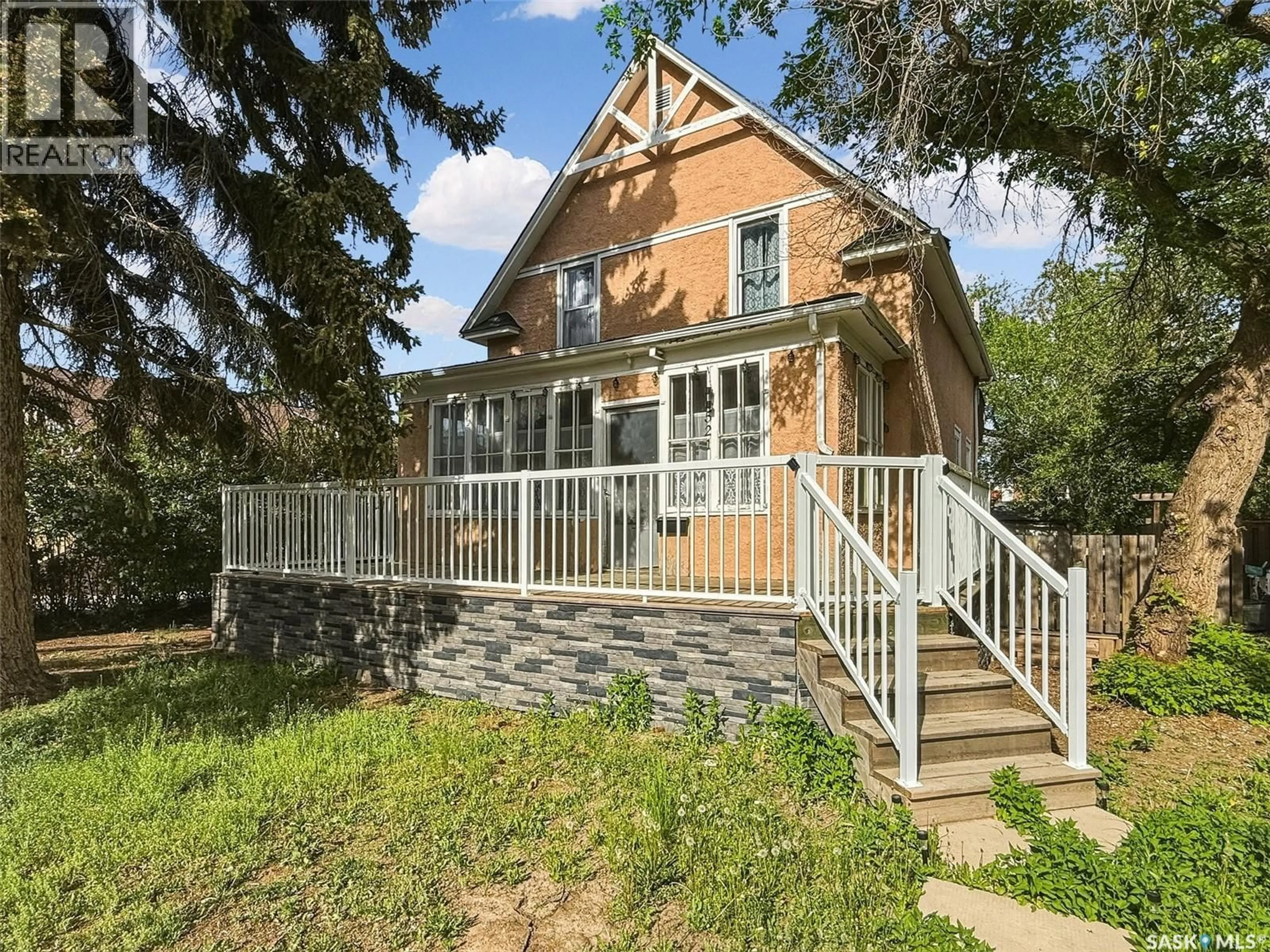 Home with vinyl exterior material, unknown for 521 2ND AVENUE, Swift Current Saskatchewan S9H2E5