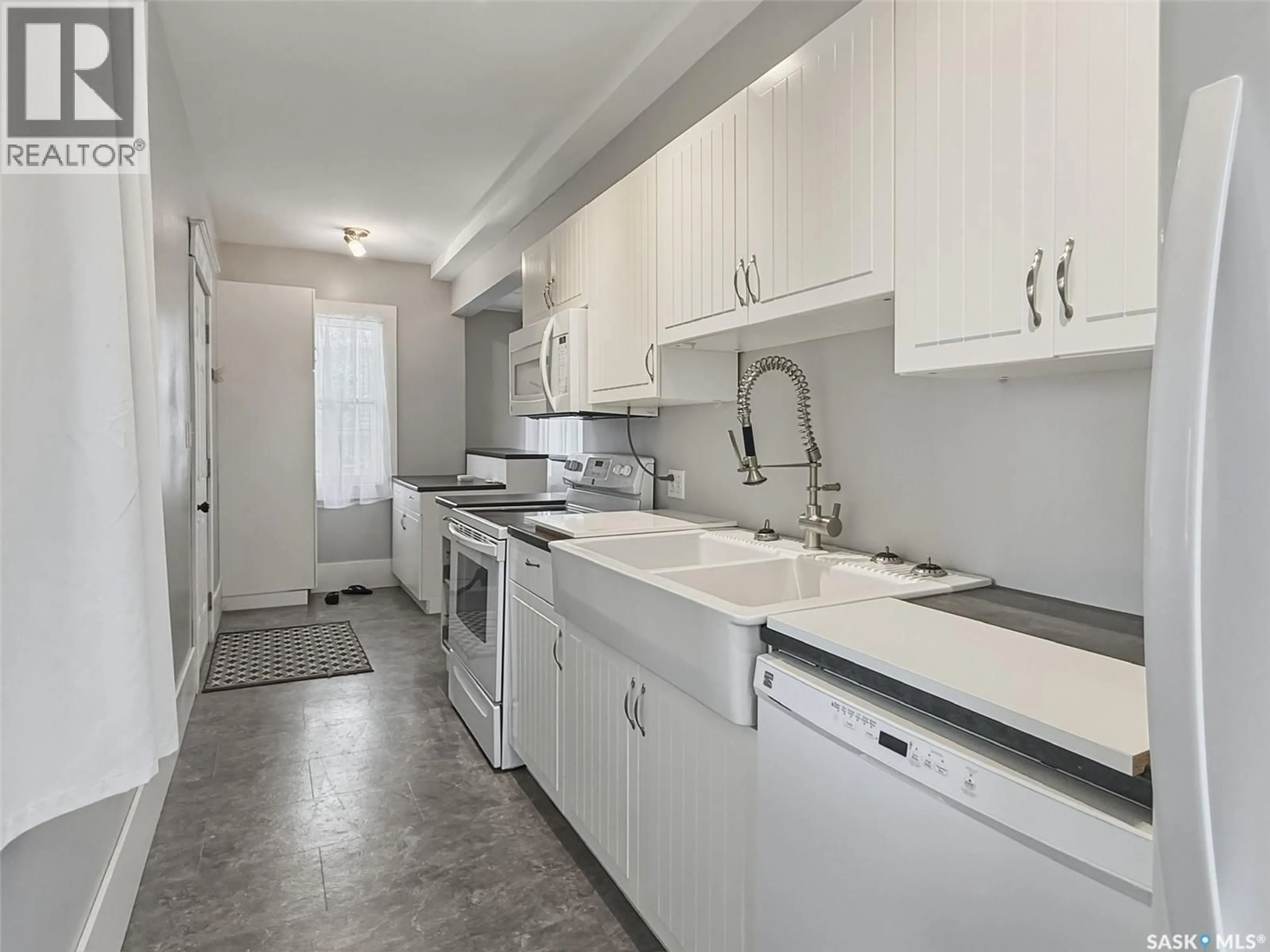 Standard kitchen, ceramic/tile floor for 521 2ND AVENUE, Swift Current Saskatchewan S9H2E5