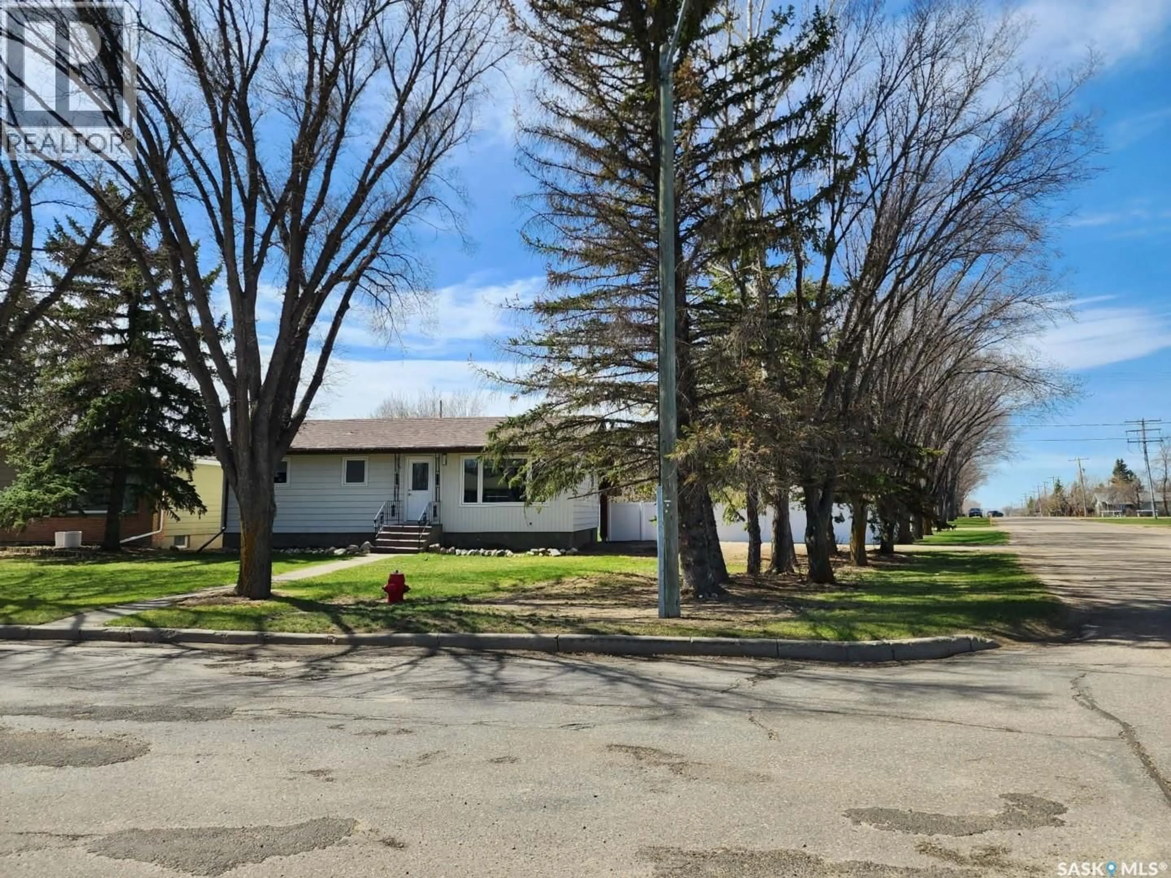 A pic from outside/outdoor area/front of a property/back of a property/a pic from drone, street for 891 2ND STREET, Shaunavon Saskatchewan S0N2M0