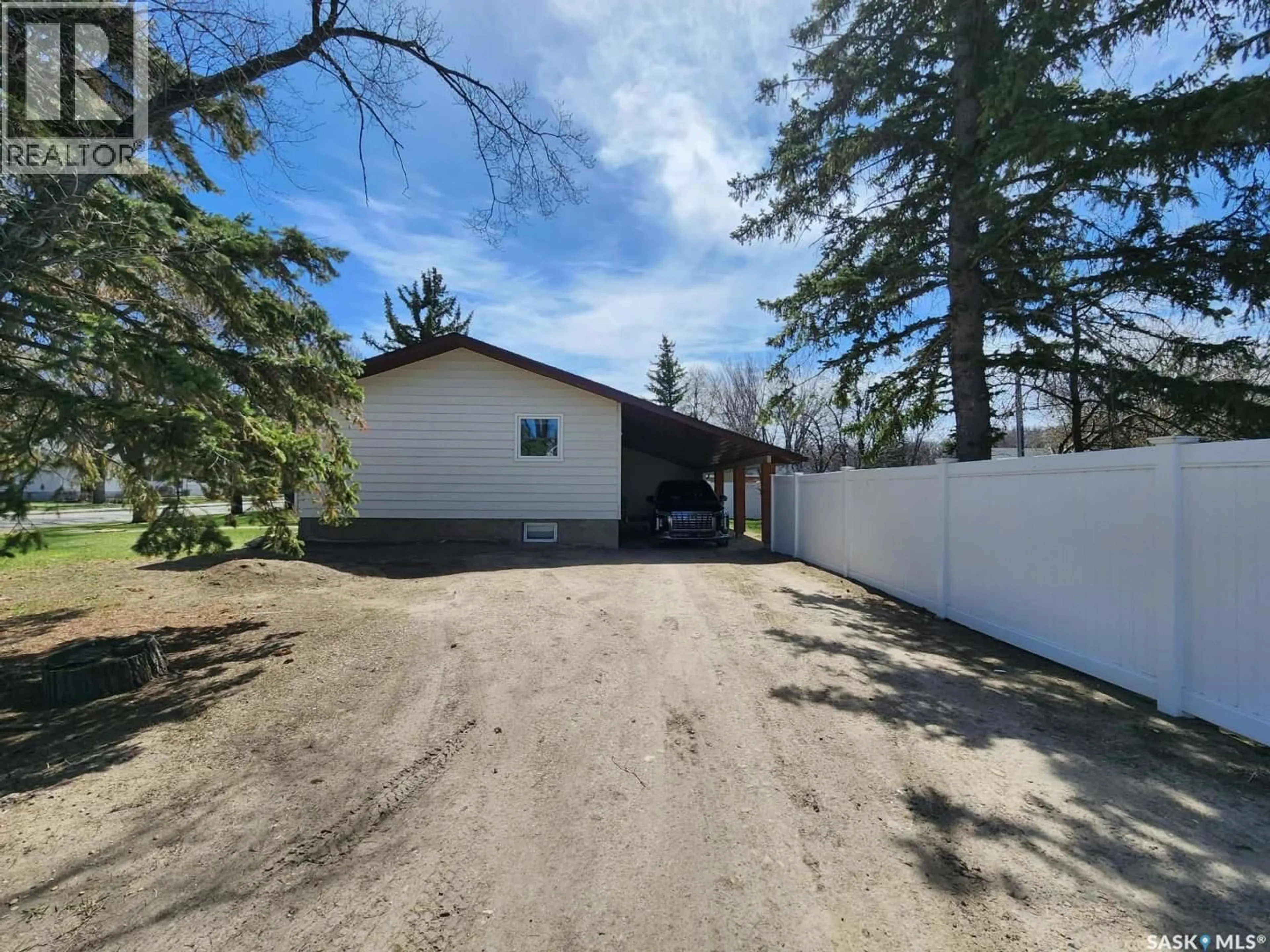 A pic from outside/outdoor area/front of a property/back of a property/a pic from drone, street for 891 2ND STREET, Shaunavon Saskatchewan S0N2M0