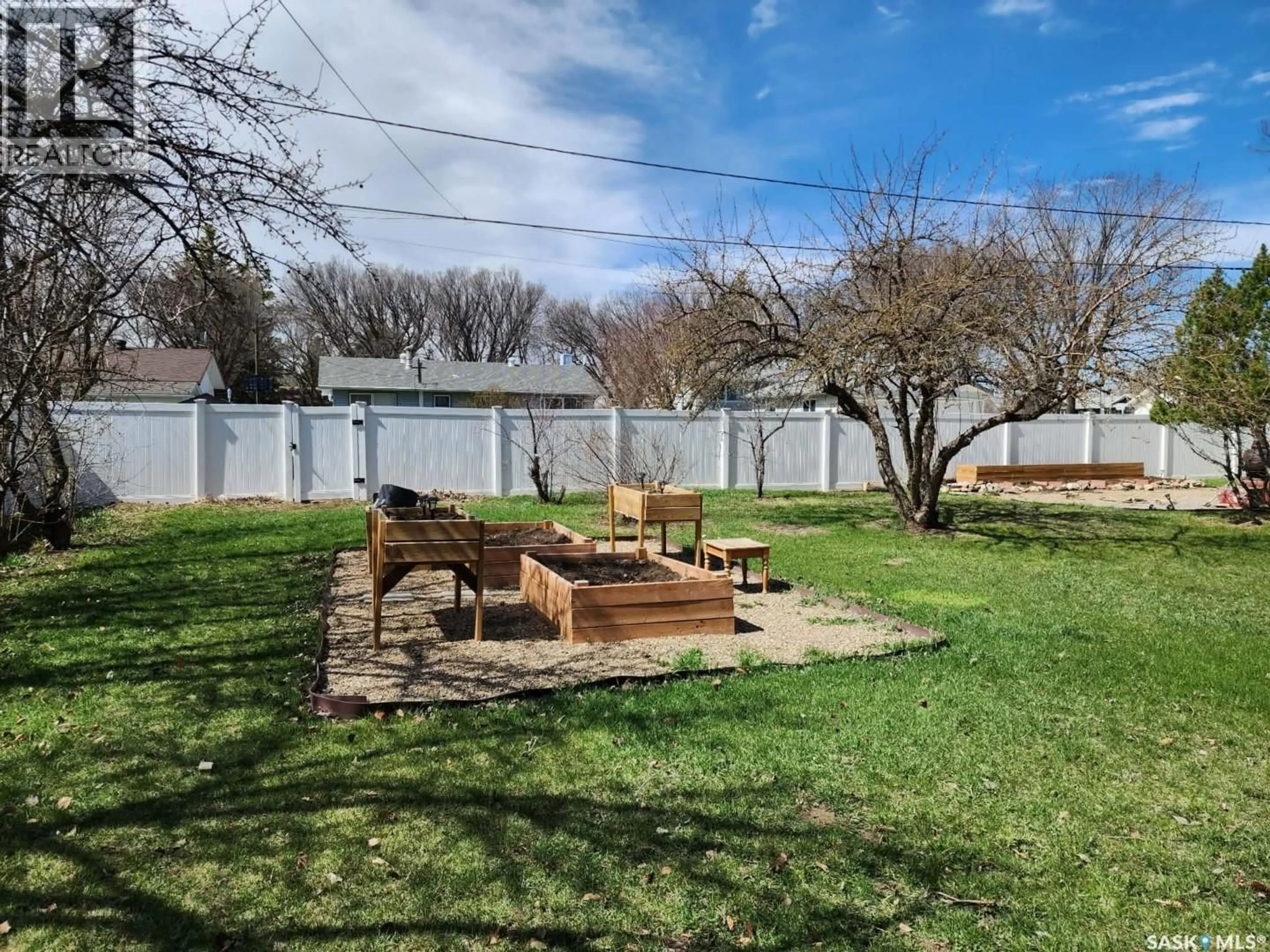 A pic from outside/outdoor area/front of a property/back of a property/a pic from drone, unknown for 891 2ND STREET, Shaunavon Saskatchewan S0N2M0