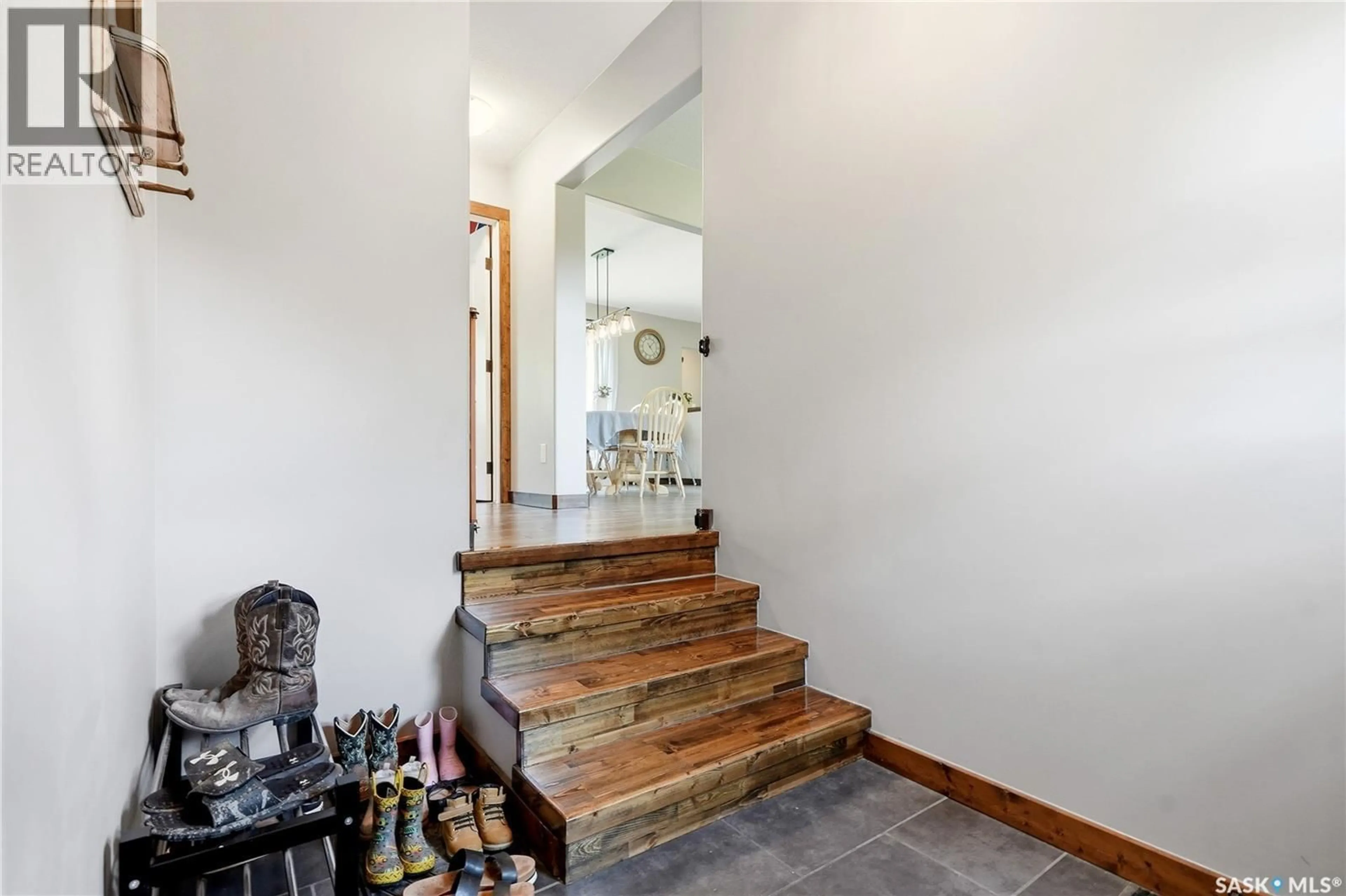 Indoor foyer for 4009 CENTRAL AVENUE, Laird Saskatchewan S0K2H0