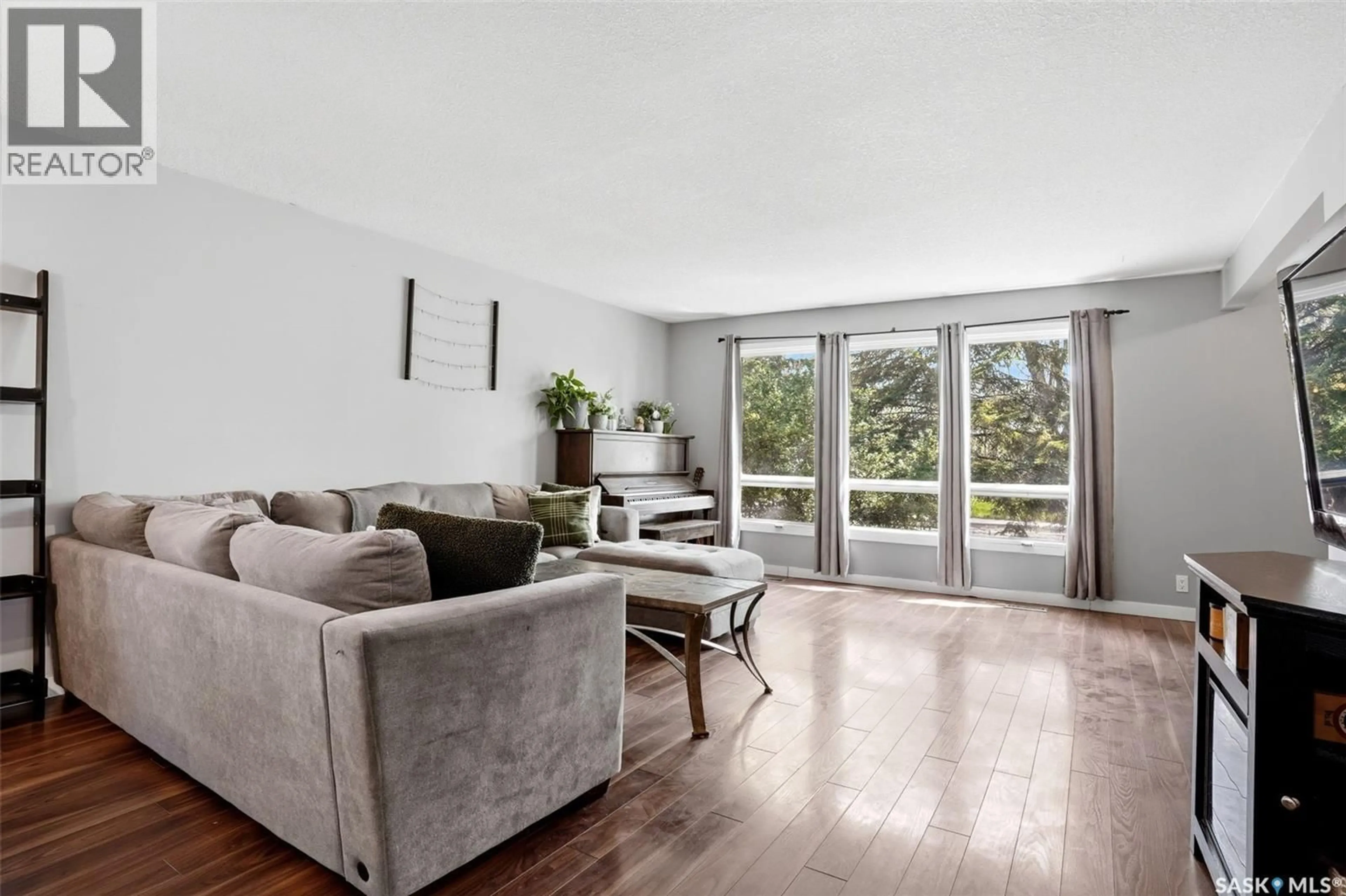 Living room with furniture, wood/laminate floor for 810 PRINCESS STREET, Regina Saskatchewan S4T3X9