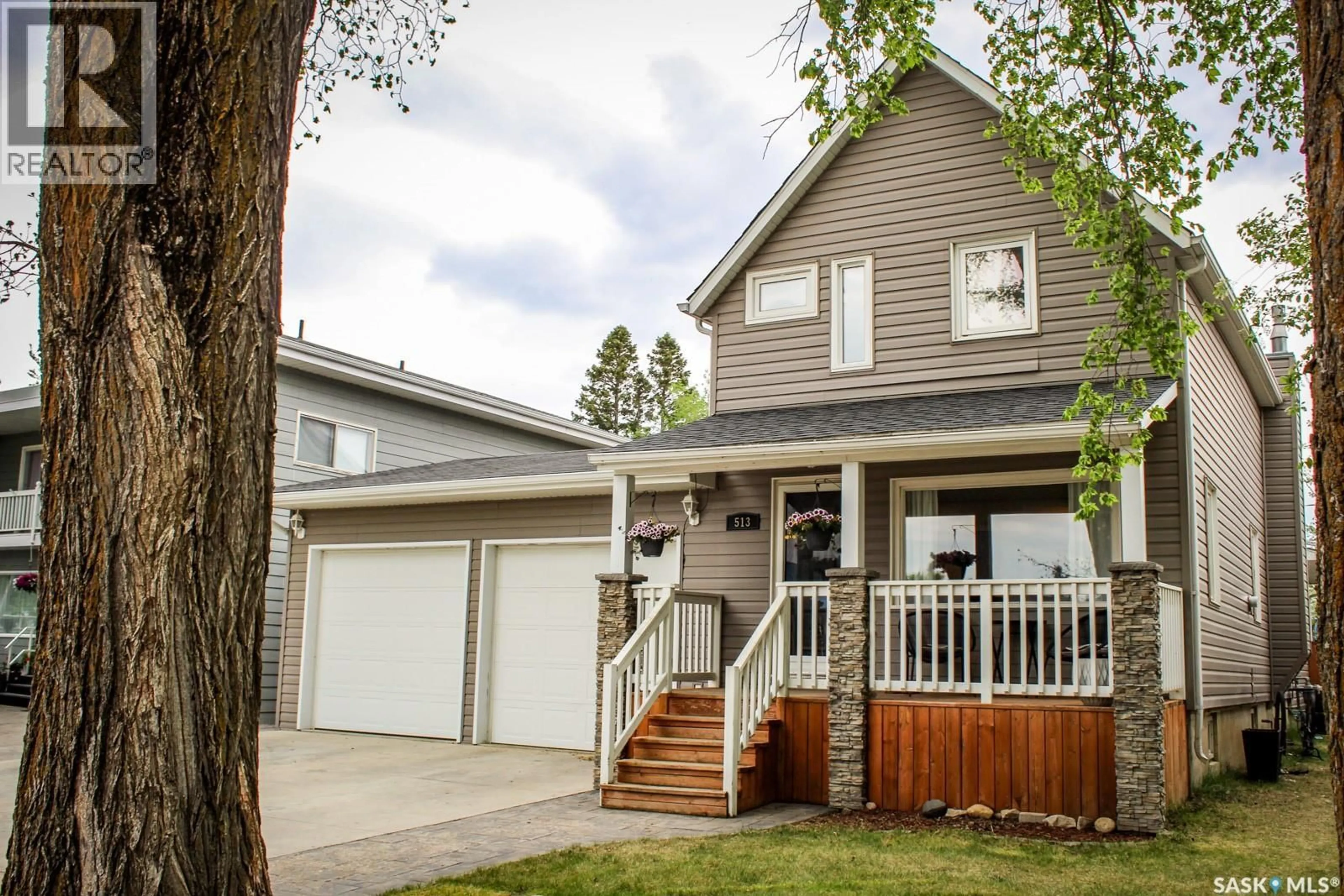 Home with vinyl exterior material, street for 513 CRAWFORD AVENUE, Melfort Saskatchewan S0E1A0