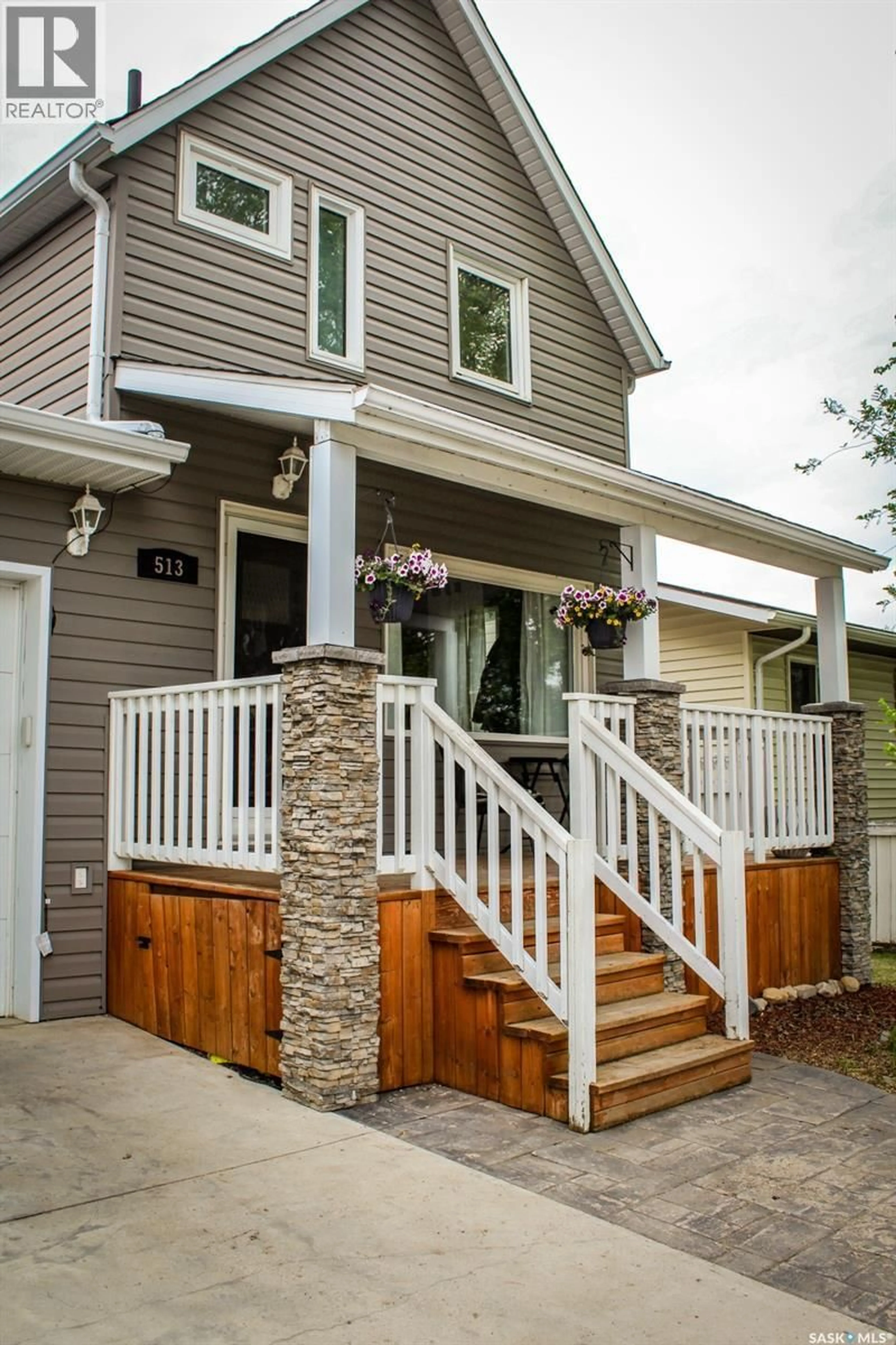 Home with vinyl exterior material, street for 513 CRAWFORD AVENUE, Melfort Saskatchewan S0E1A0