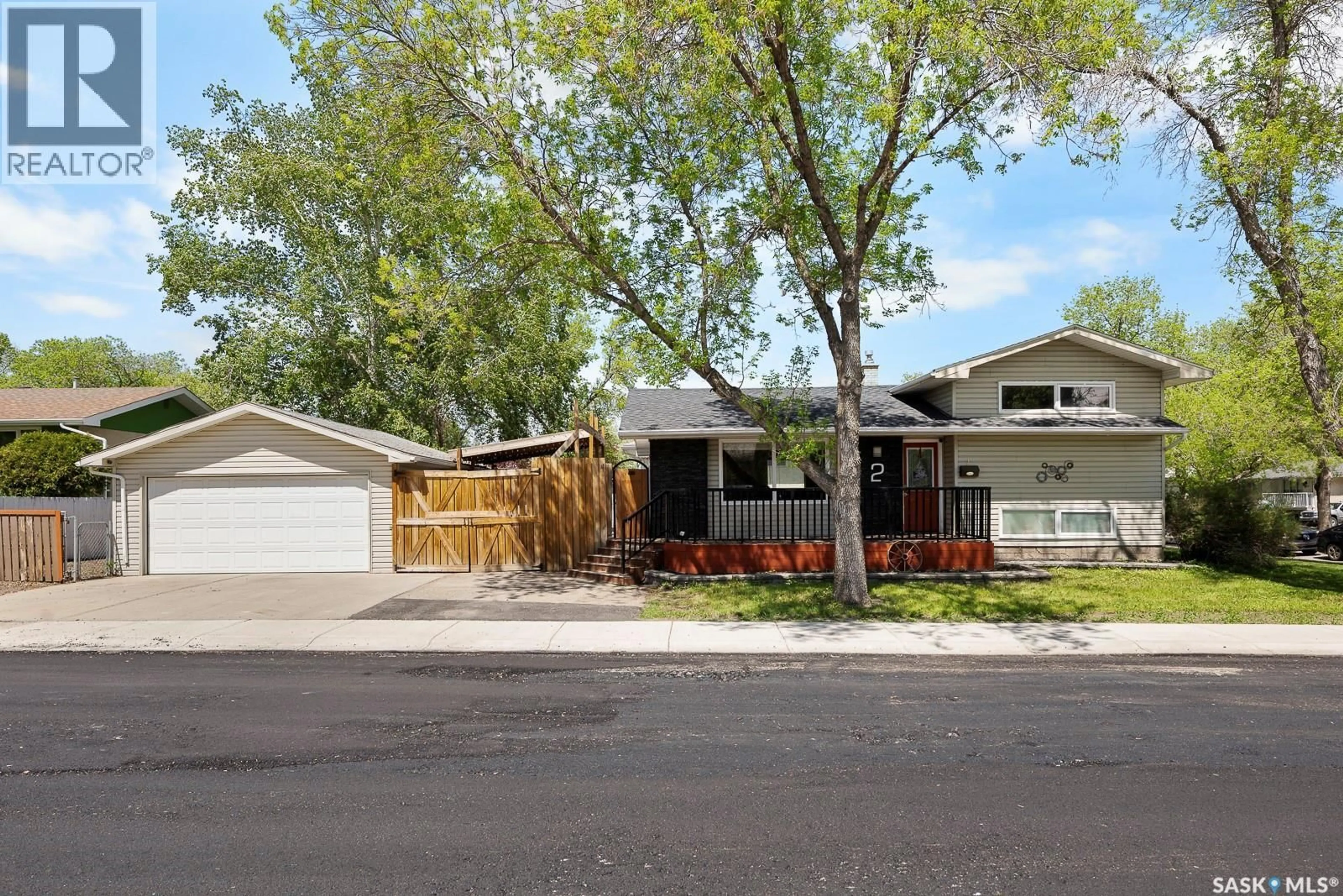 Home with vinyl exterior material, street for 2 PLEASANTVIEW BAY, Regina Saskatchewan S4R5H3