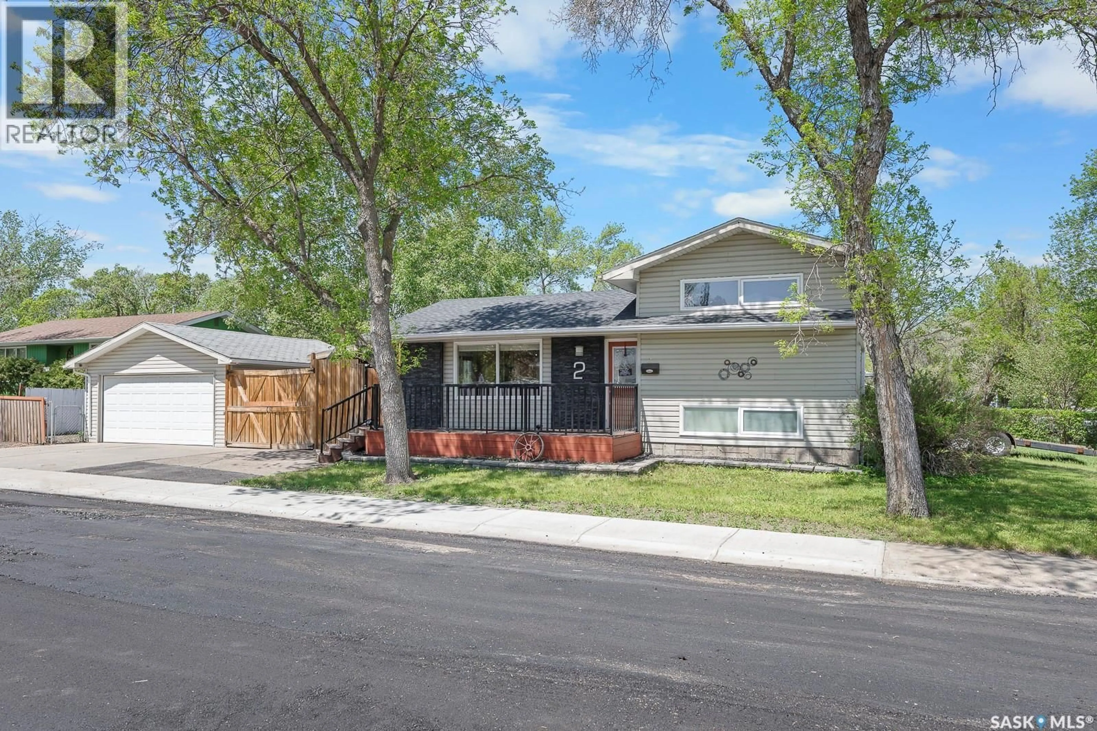 Home with vinyl exterior material, street for 2 PLEASANTVIEW BAY, Regina Saskatchewan S4R5H3