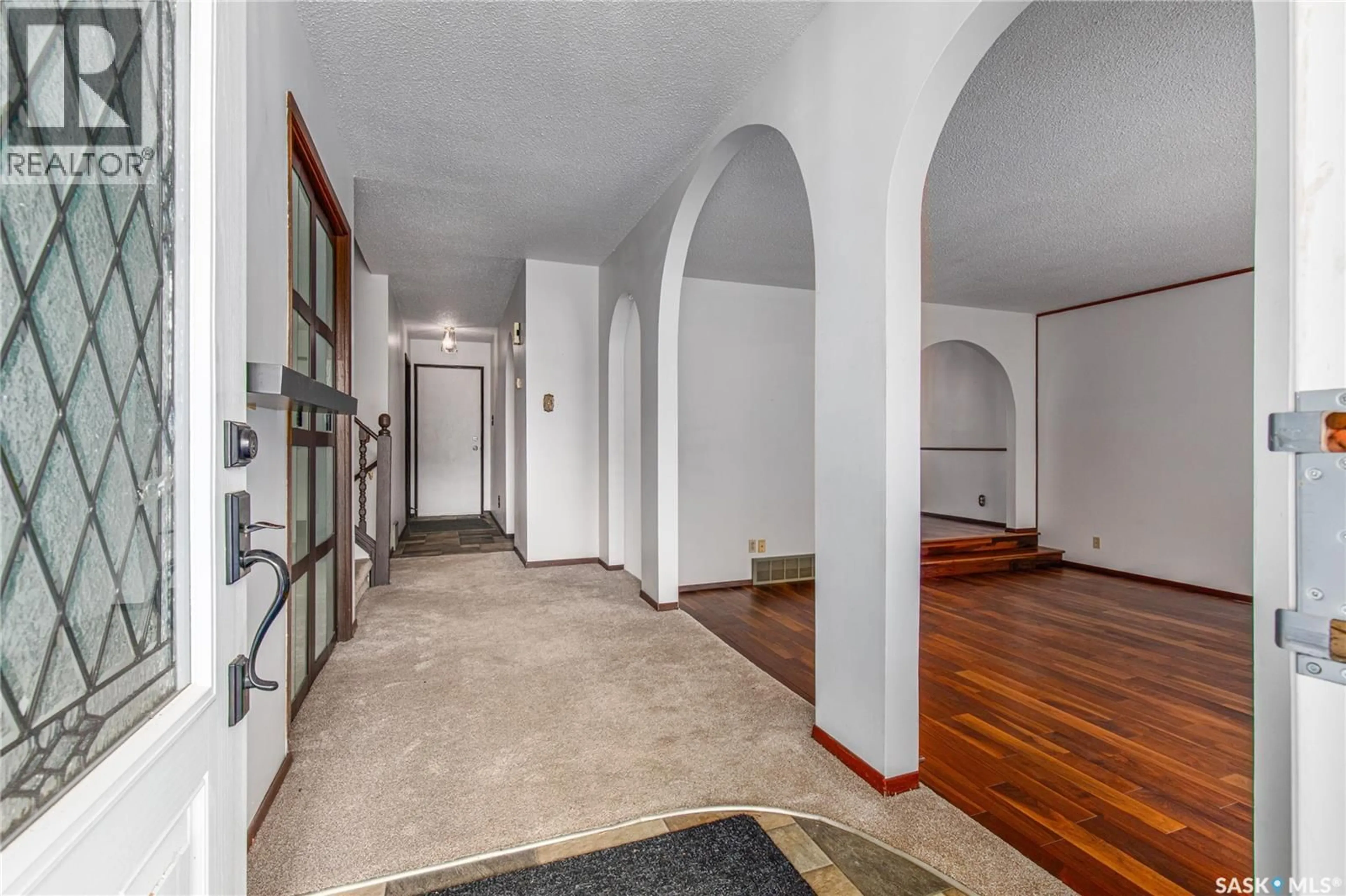 Indoor foyer for 1229 PASCOE DRIVE, Moose Jaw Saskatchewan S6H6Z4