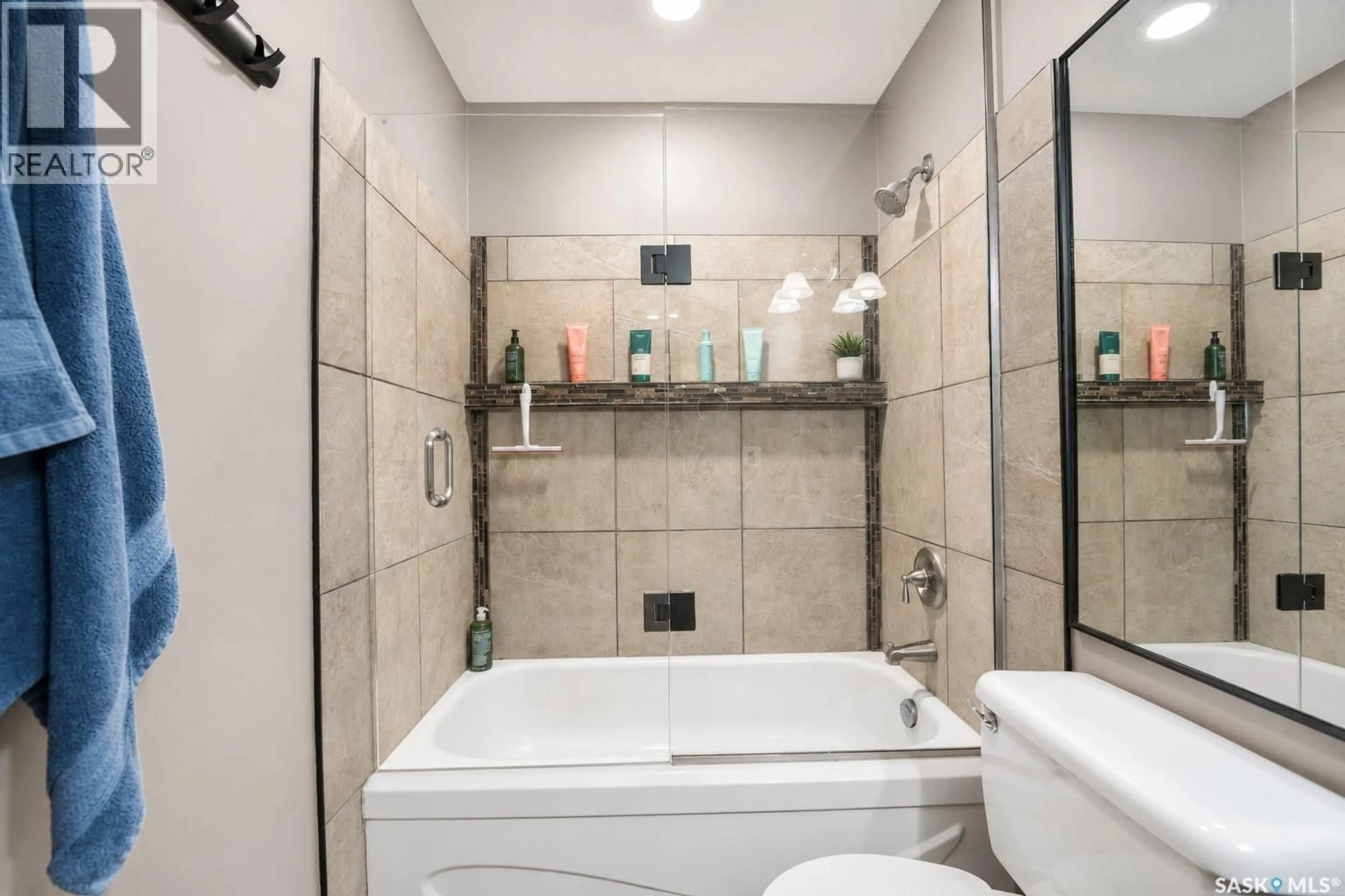 Standard bathroom, ceramic/tile floor for E - 224 425 115TH STREET, Saskatoon Saskatchewan S7N2E5
