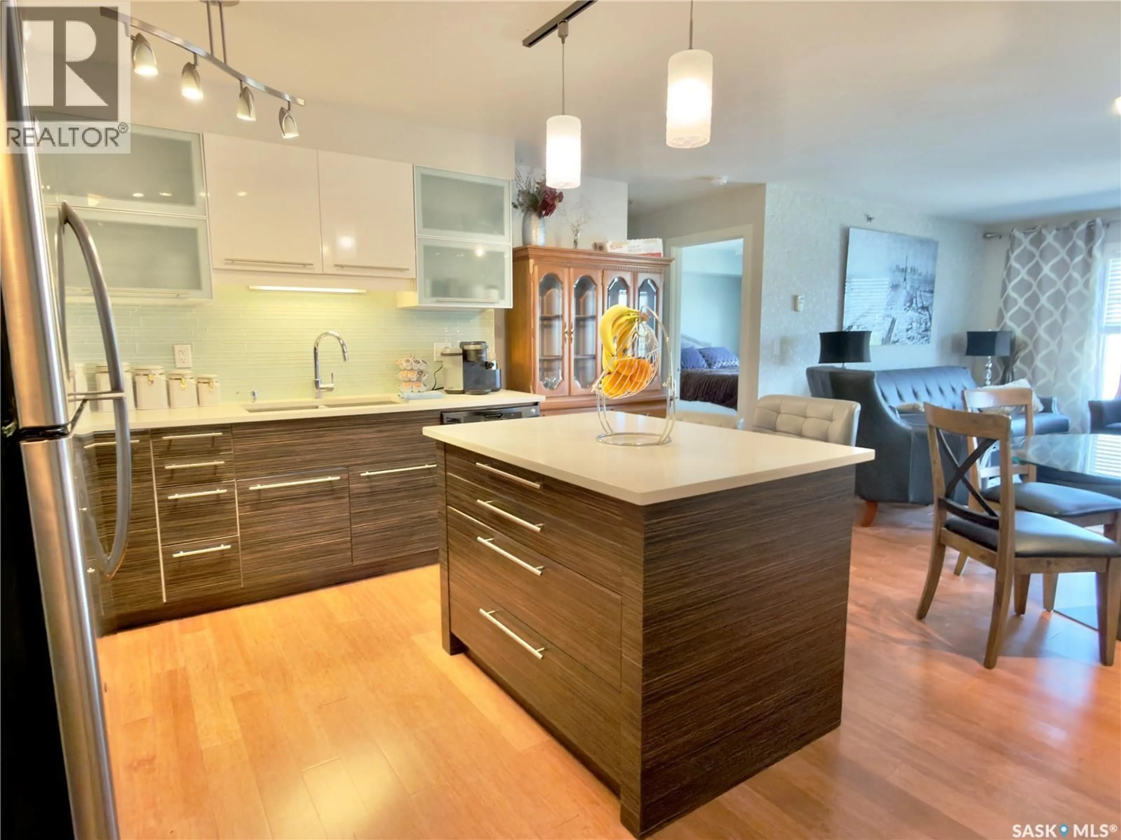 Contemporary kitchen, wood/laminate floor for 314A HUNTER ROAD, Saskatoon Saskatchewan S7T1C9
