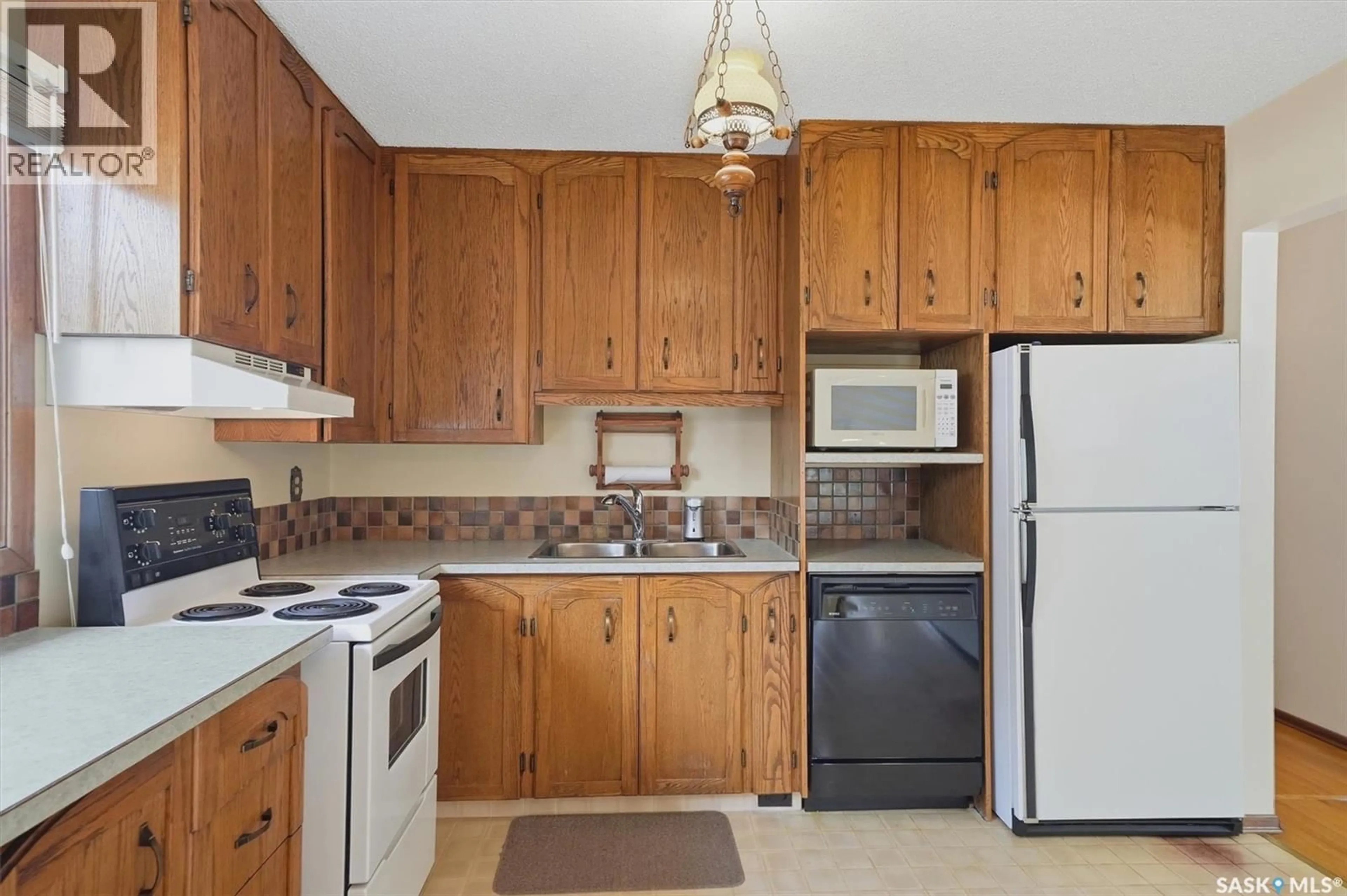 Standard kitchen, unknown for 2705 37TH STREET, Saskatoon Saskatchewan S7L4E9