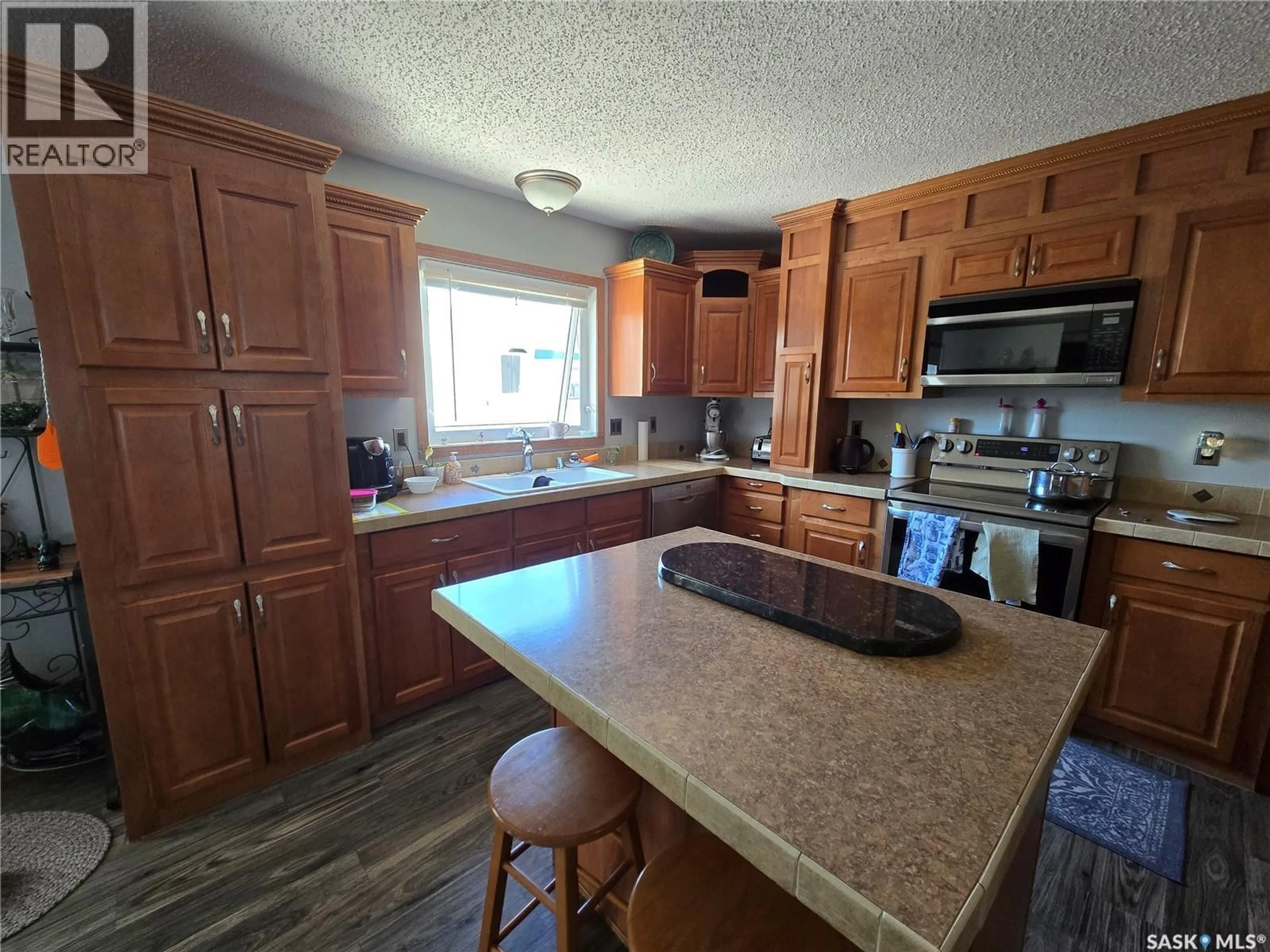 Open concept kitchen, unknown for 94 PRAIRIE SUN COURT, Swift Current Saskatchewan S9H3X6