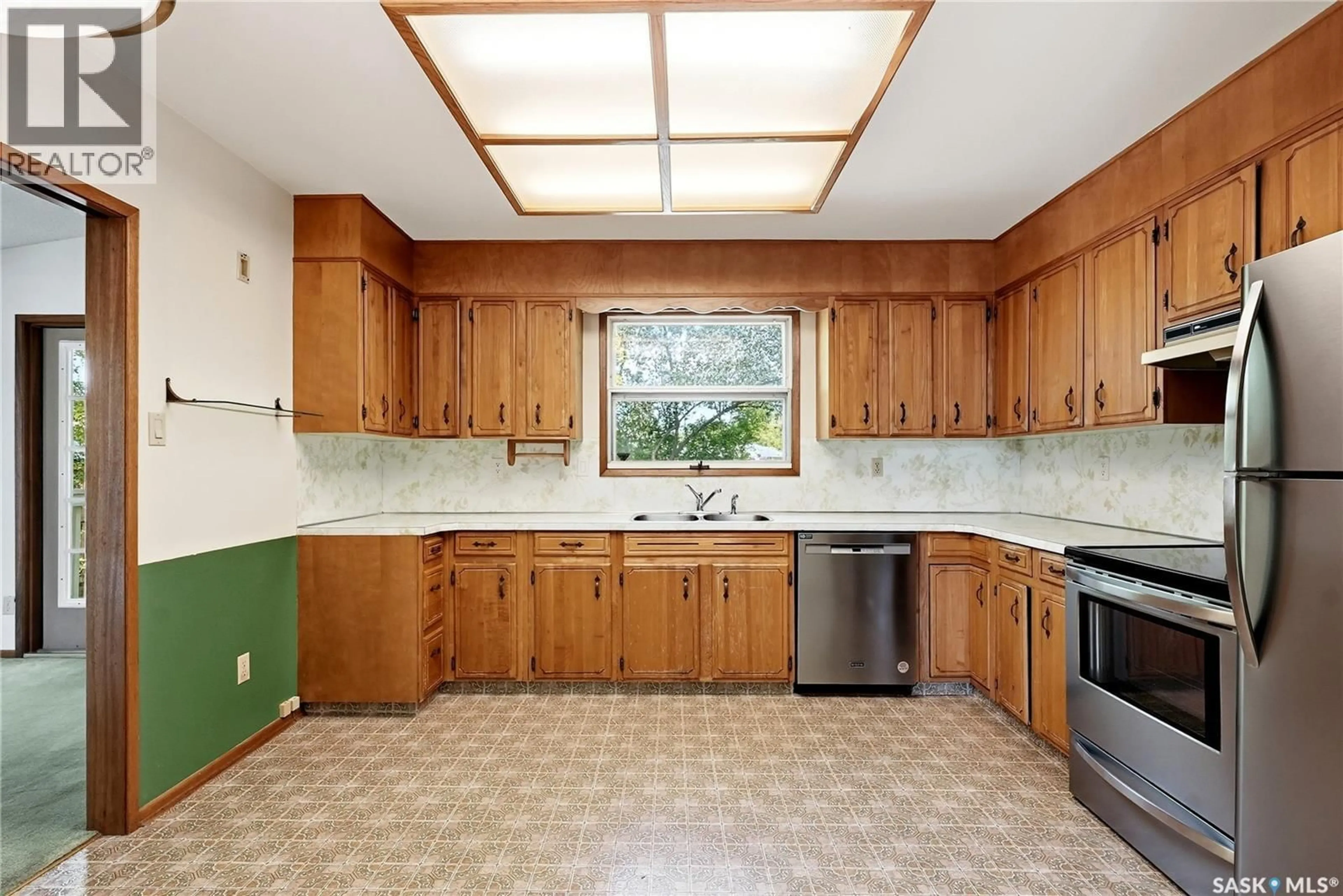 Standard kitchen, ceramic/tile floor for 54 ST LAWRENCE CRESCENT, Saskatoon Saskatchewan S7K1G5