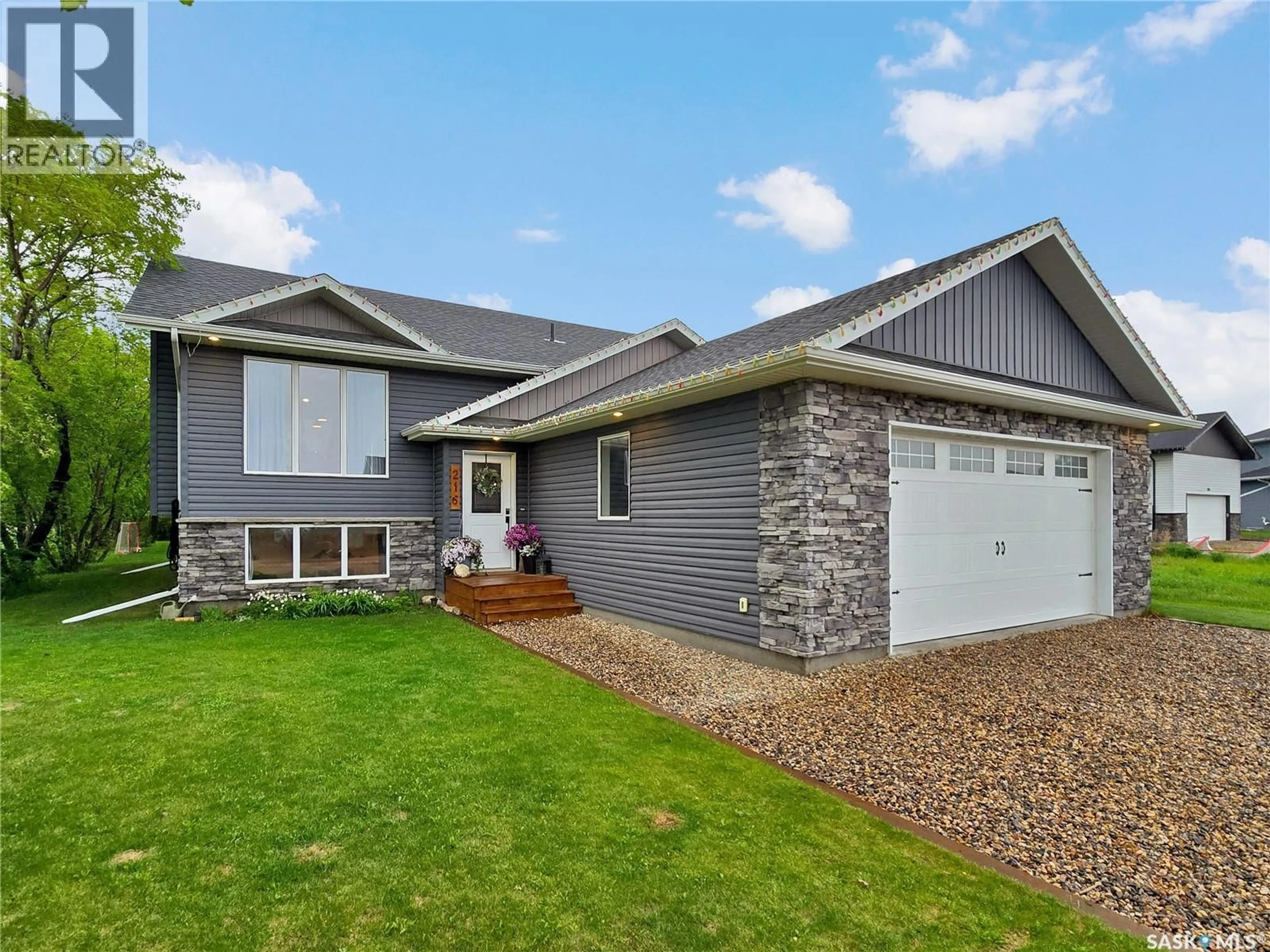 Home with vinyl exterior material, street for 216 WILLOW CRESCENT, Waldheim Saskatchewan S0K4R0