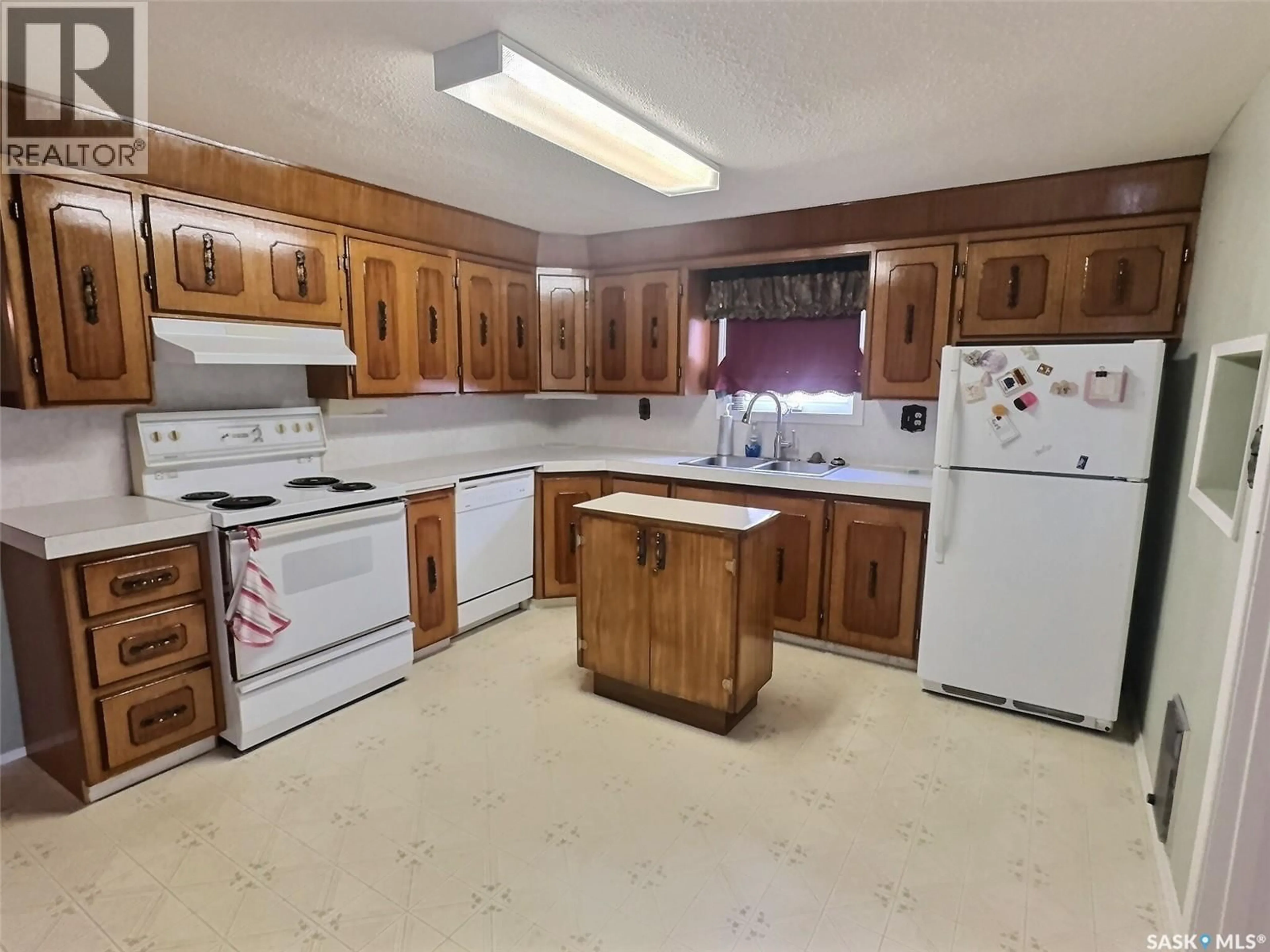 Standard kitchen, unknown for 609 HENRY STREET, Estevan Saskatchewan S4A2B7