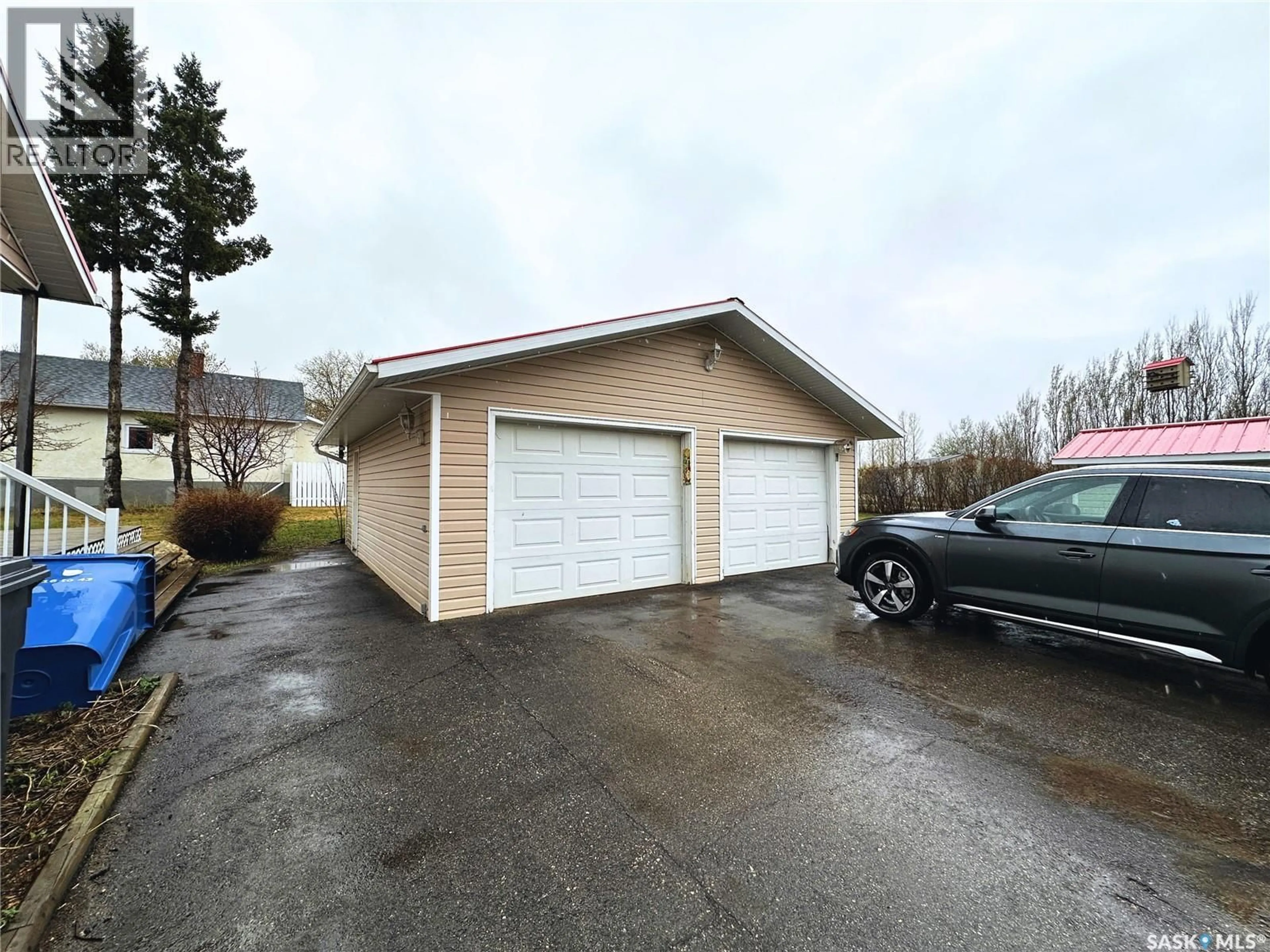 Indoor garage for 404 RAILWAY AVENUE, Blaine Lake Saskatchewan S0J0J0