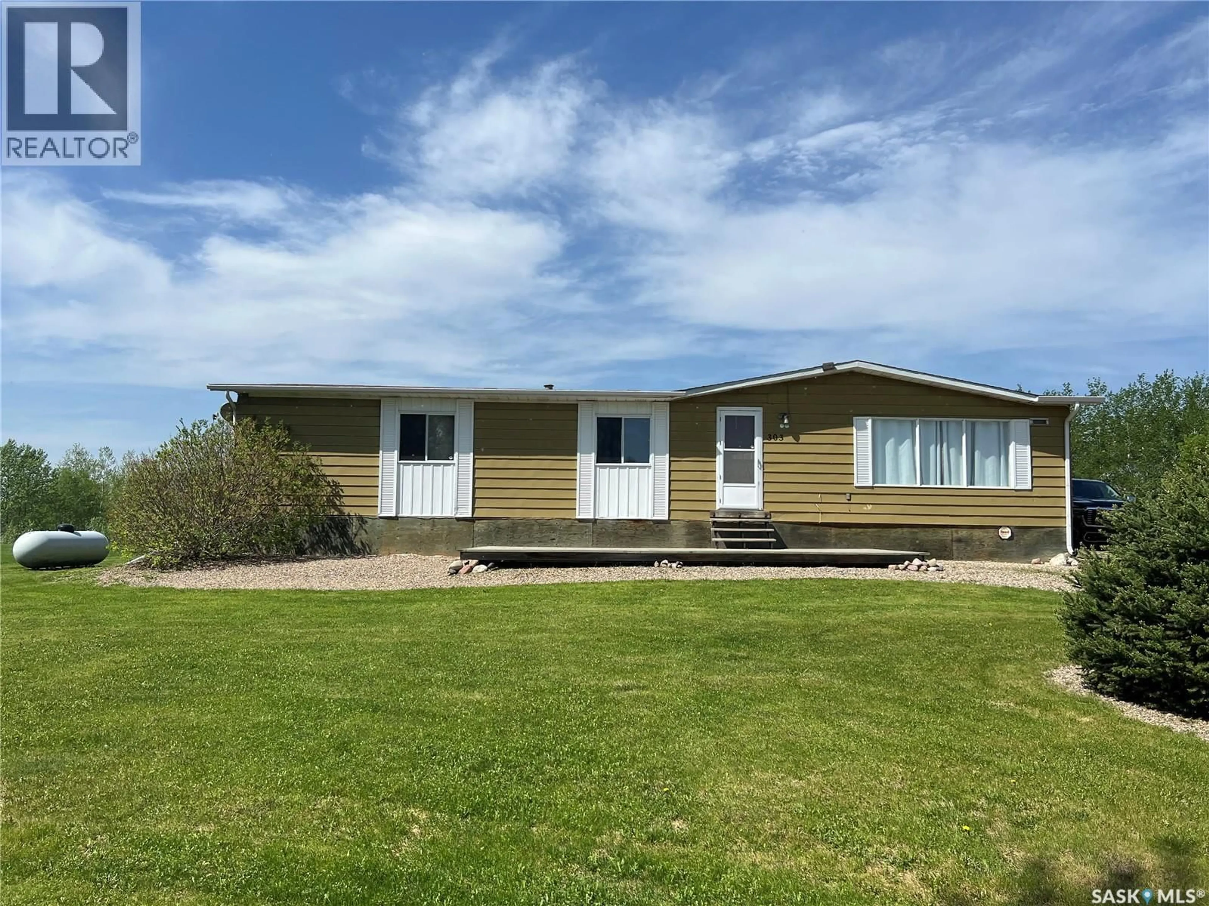 Home with vinyl exterior material, building for 303 MAIN STREET, Green Lake Saskatchewan S0M1B0