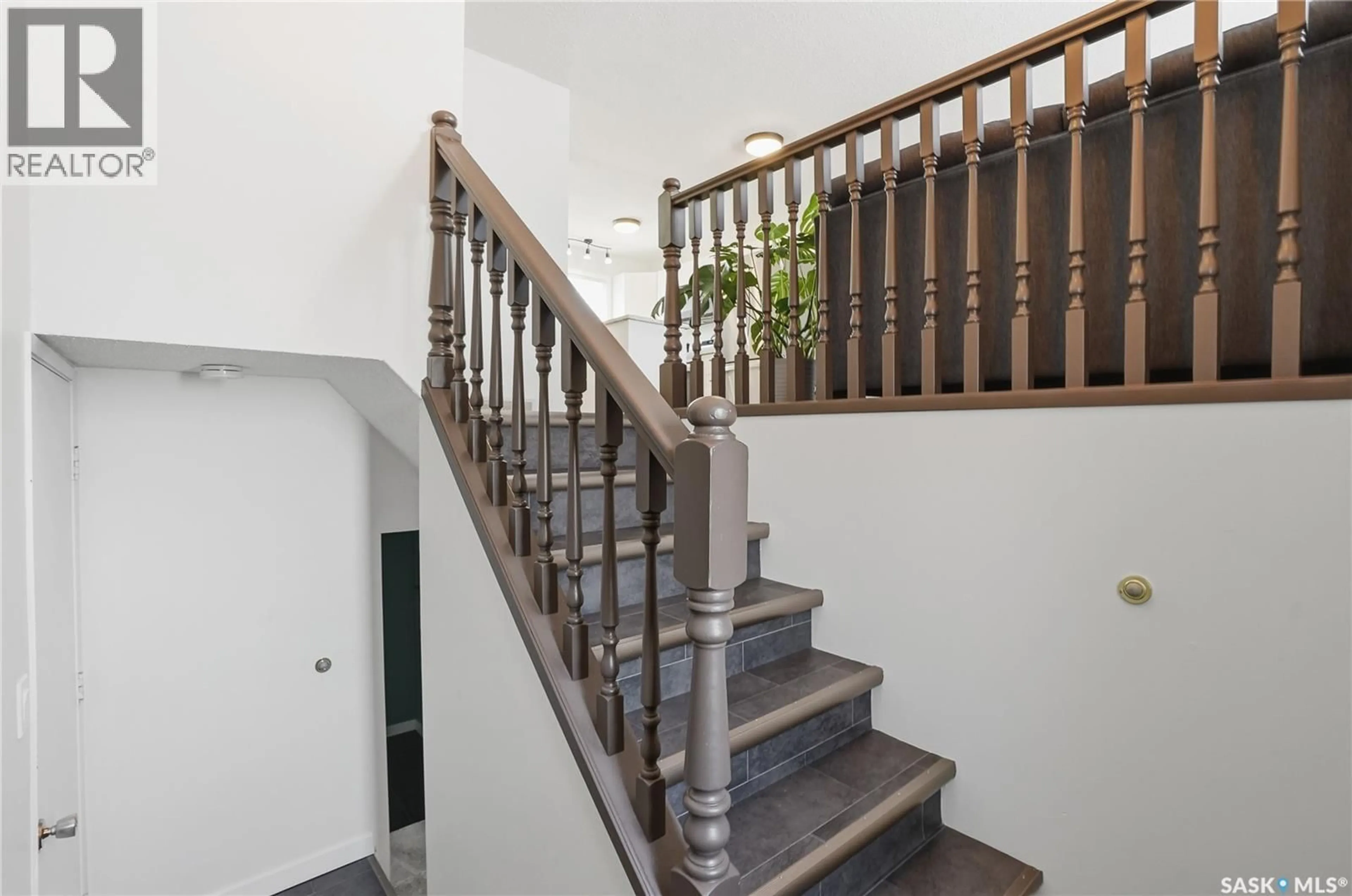Stairs for 127 2420 KENDERDINE ROAD, Saskatoon Saskatchewan S7N4G6